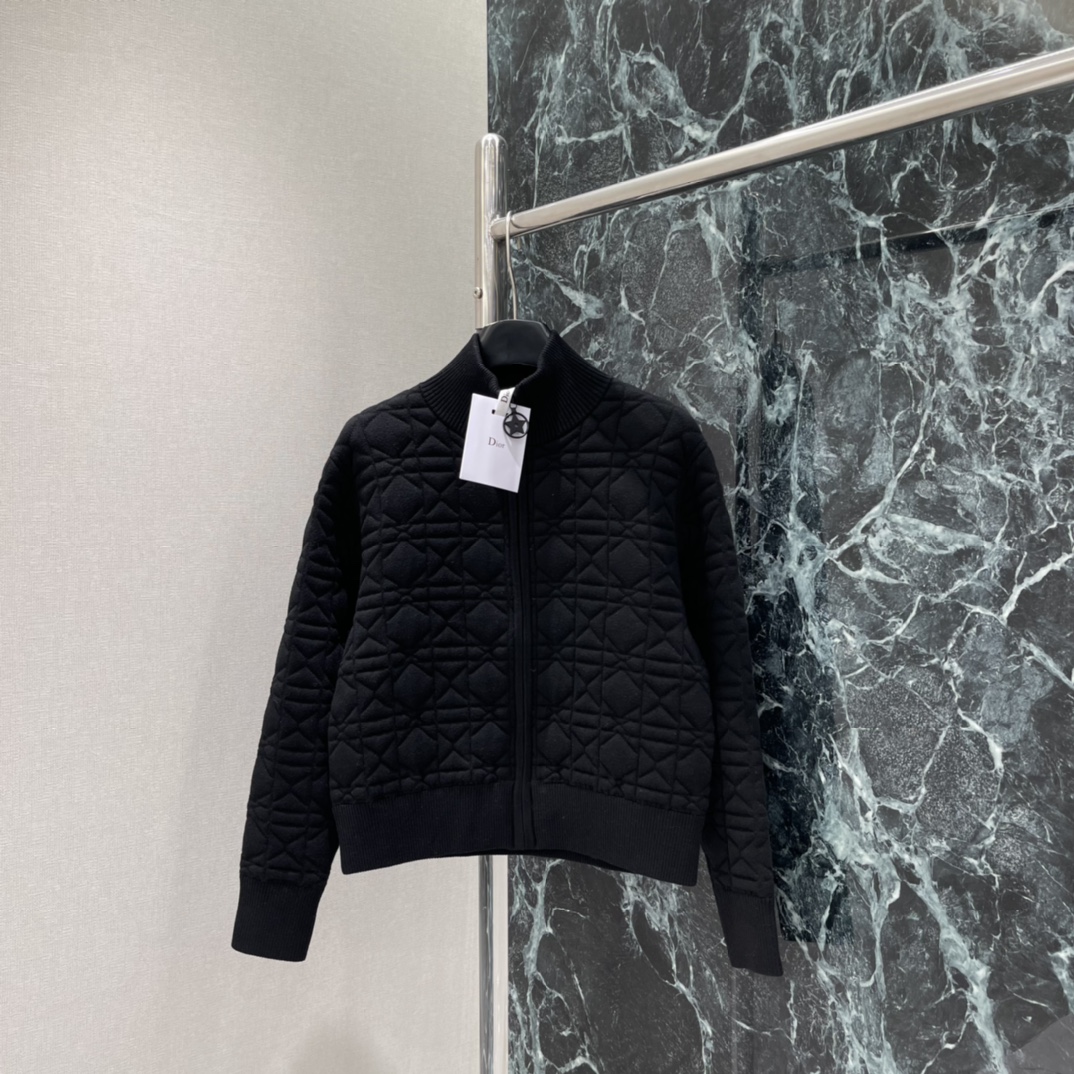Ｄ家 25秋冬新款 星星刺绣绗缝外套 菱形格纹绗缝 保暖又有型!背部金色星星图案超吸睛 细节满满 品牌辨