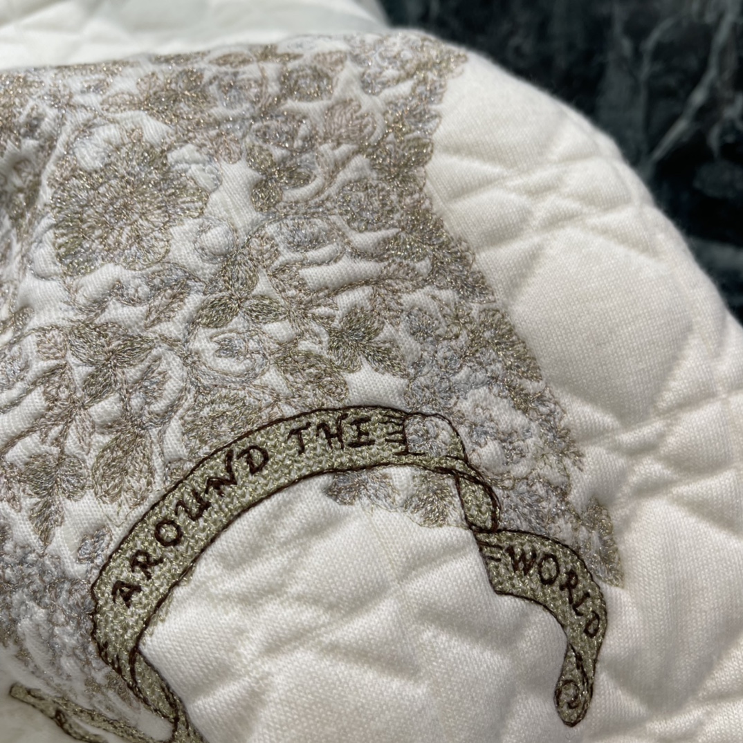 Ｄ家 25秋冬新款 星星刺绣绗缝外套 菱形格纹绗缝 保暖又有型!背部金色星星图案超吸睛 细节满满 品牌辨