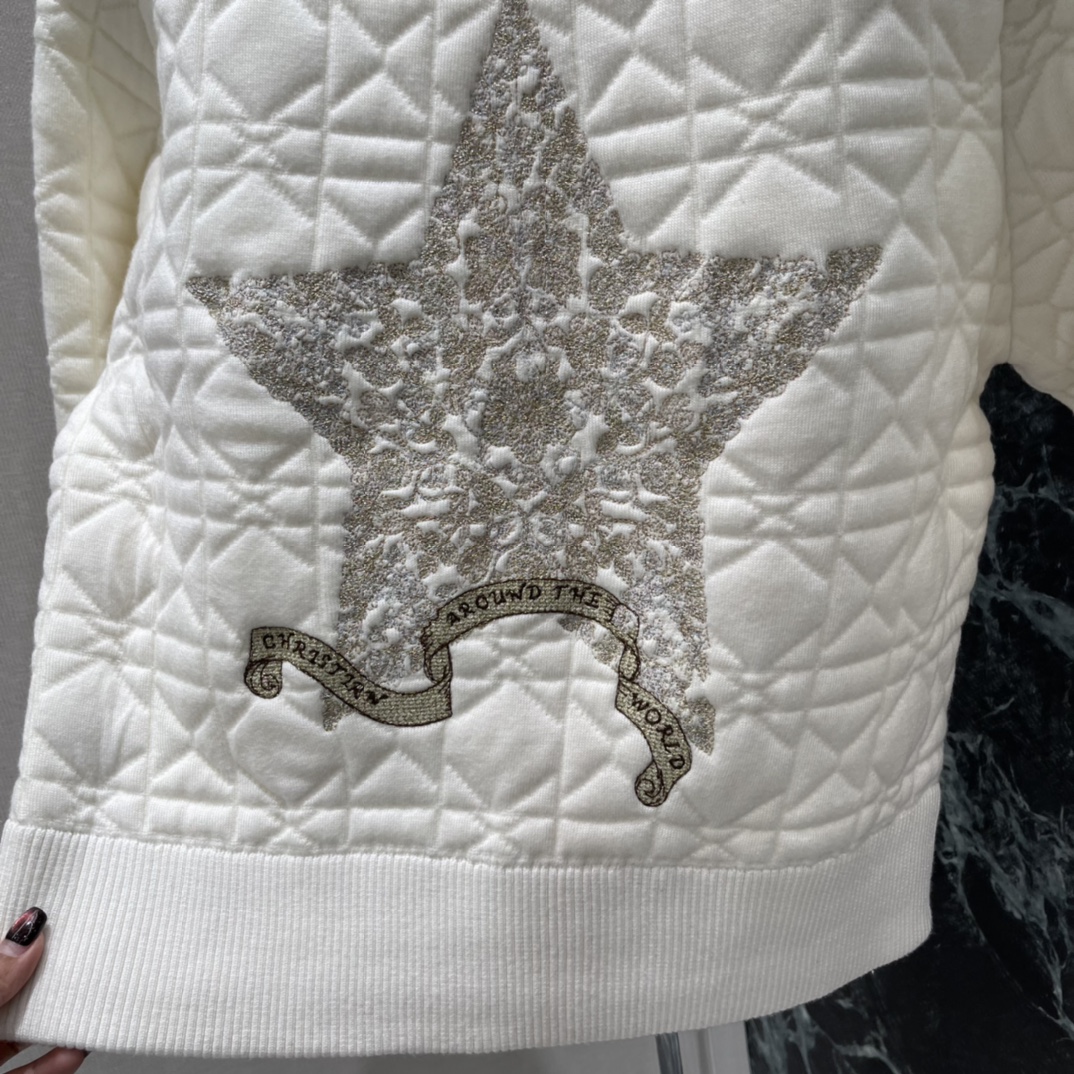 Ｄ家 25秋冬新款 星星刺绣绗缝外套 菱形格纹绗缝 保暖又有型!背部金色星星图案超吸睛 细节满满 品牌辨