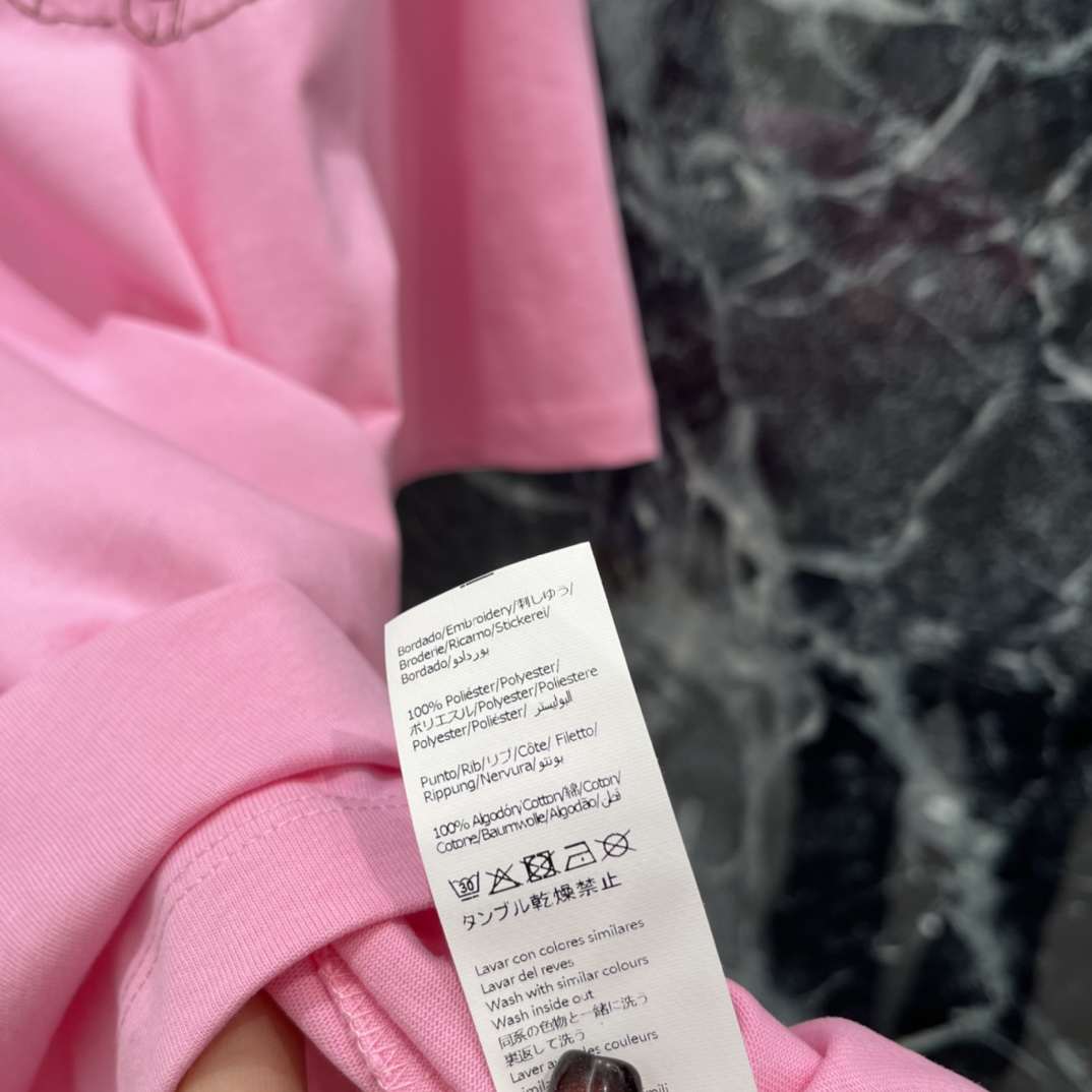 罗意威 25秋冬新款 联名猫咪T恤 胸前猫咪刺绣灵感来自Wain的画作 线条柔和 童趣满满心 Overs