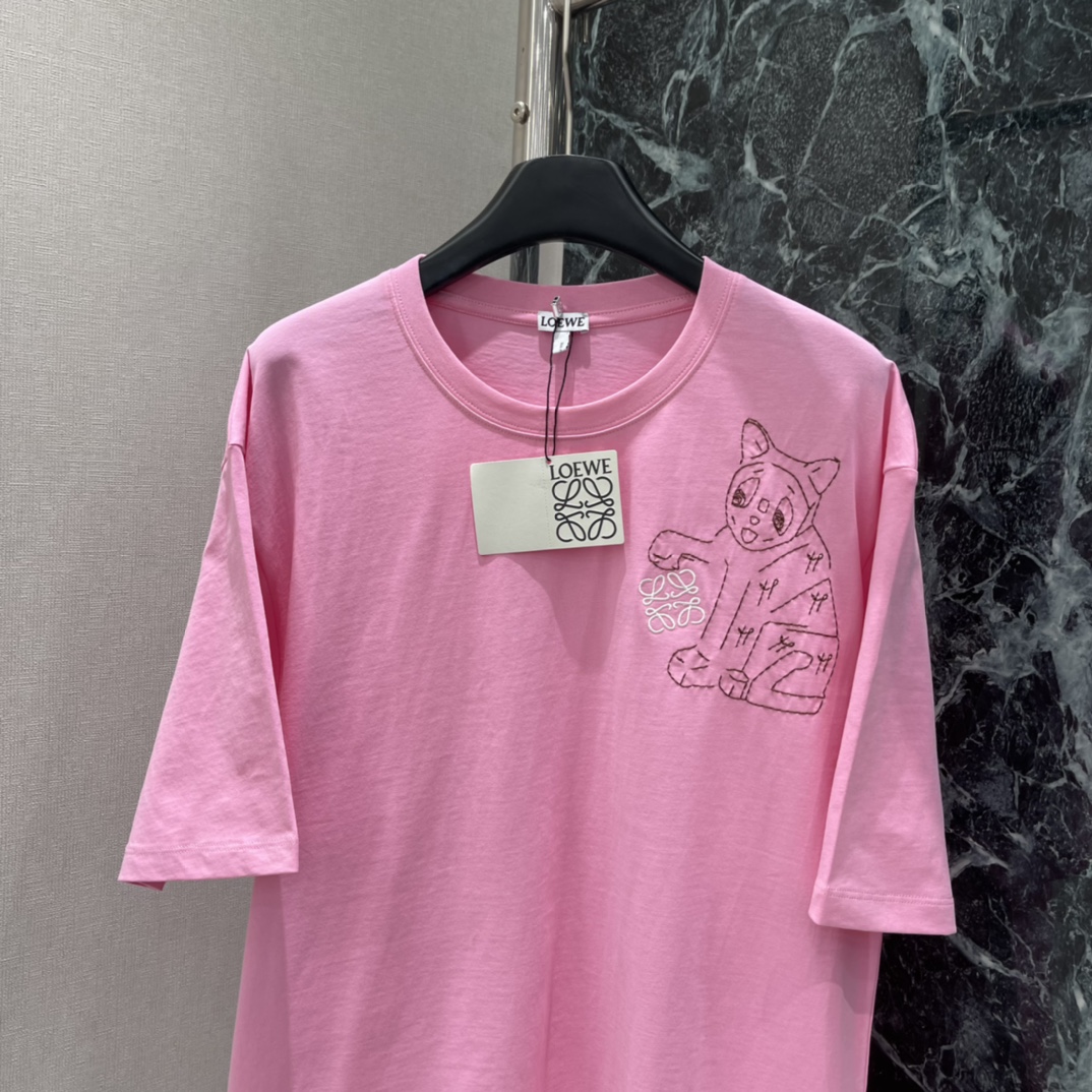 罗意威 25秋冬新款 联名猫咪T恤 胸前猫咪刺绣灵感来自Wain的画作 线条柔和 童趣满满心 Overs