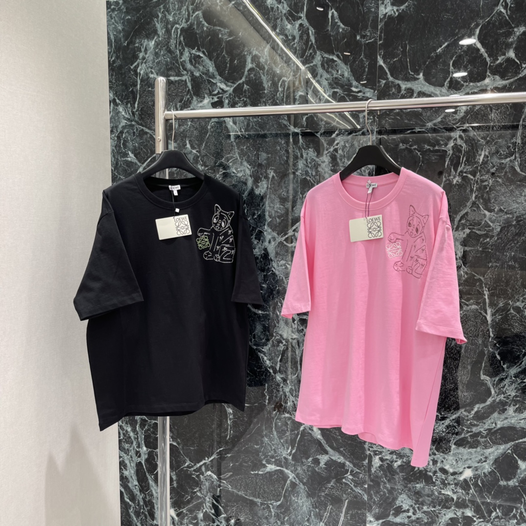 罗意威 25秋冬新款 联名猫咪T恤 胸前猫咪刺绣灵感来自Wain的画作 线条柔和 童趣满满心 Overs