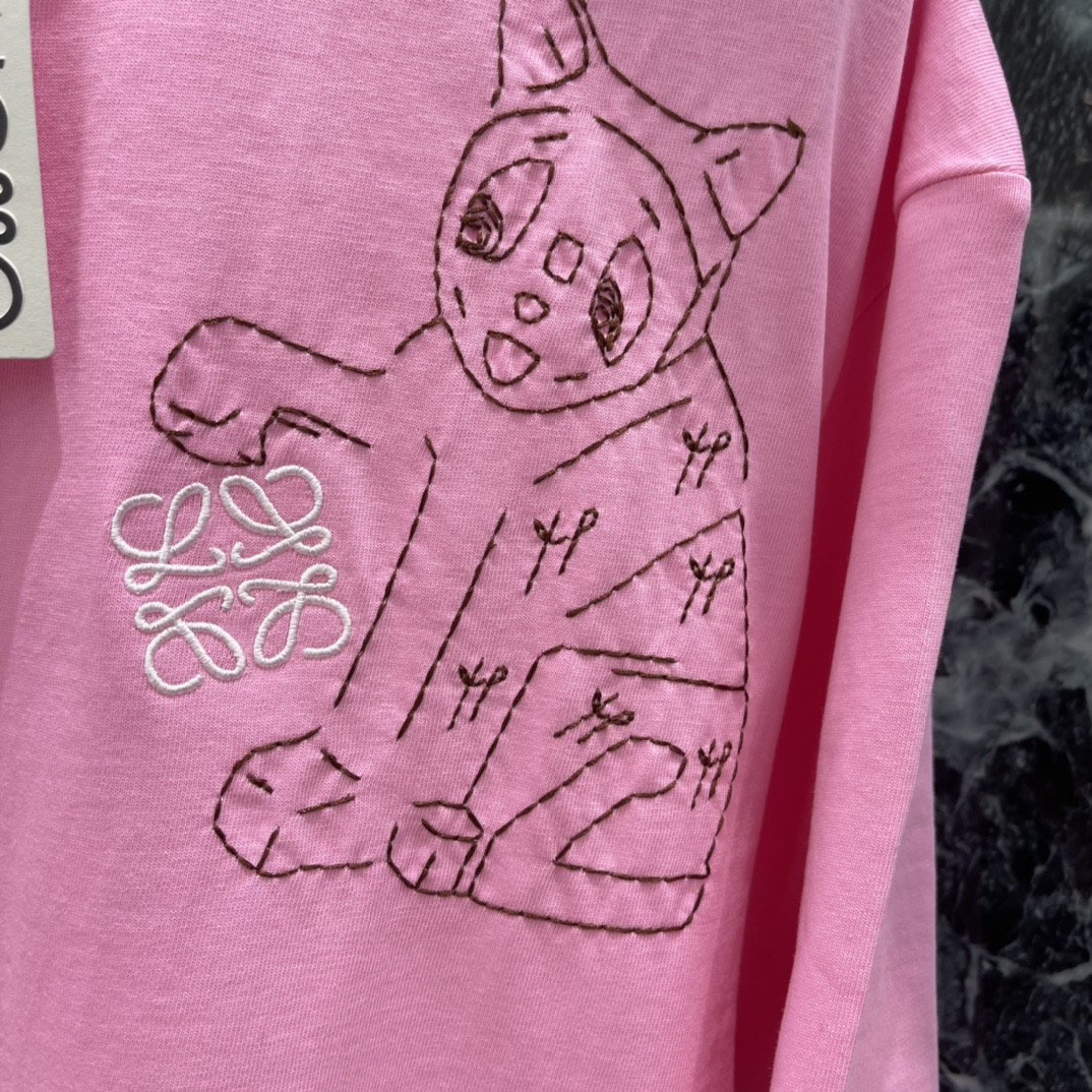 罗意威 25秋冬新款 联名猫咪T恤 胸前猫咪刺绣灵感来自Wain的画作 线条柔和 童趣满满心 Overs