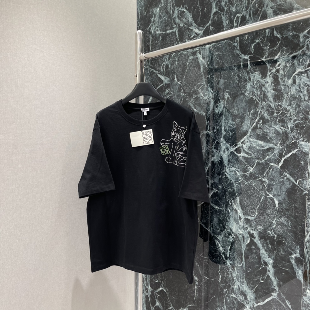 罗意威 25秋冬新款 联名猫咪T恤 胸前猫咪刺绣灵感来自Wain的画作 线条柔和 童趣满满心 Overs