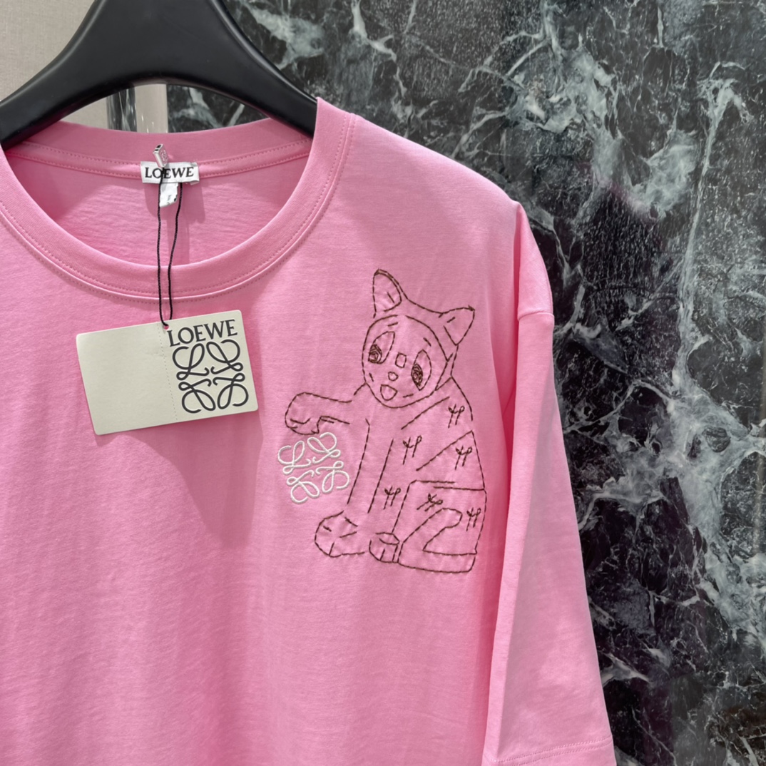 罗意威 25秋冬新款 联名猫咪T恤 胸前猫咪刺绣灵感来自Wain的画作 线条柔和 童趣满满心 Overs