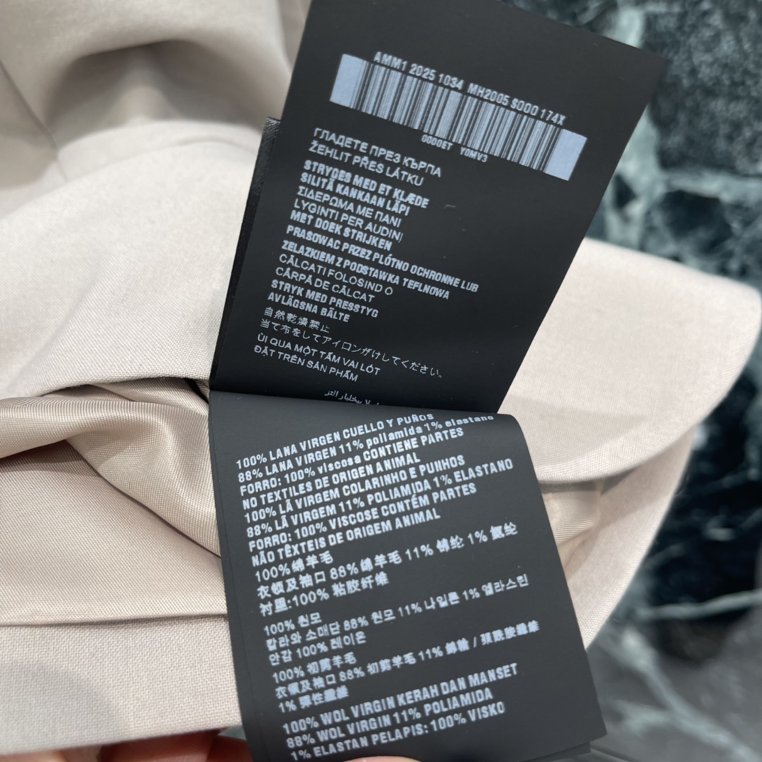 Miu 25秋冬新款 撞色西装外套 撞色设计超有层次感!单排两粒扣+经典翻盖口袋 版型挺括 穿起来很显气