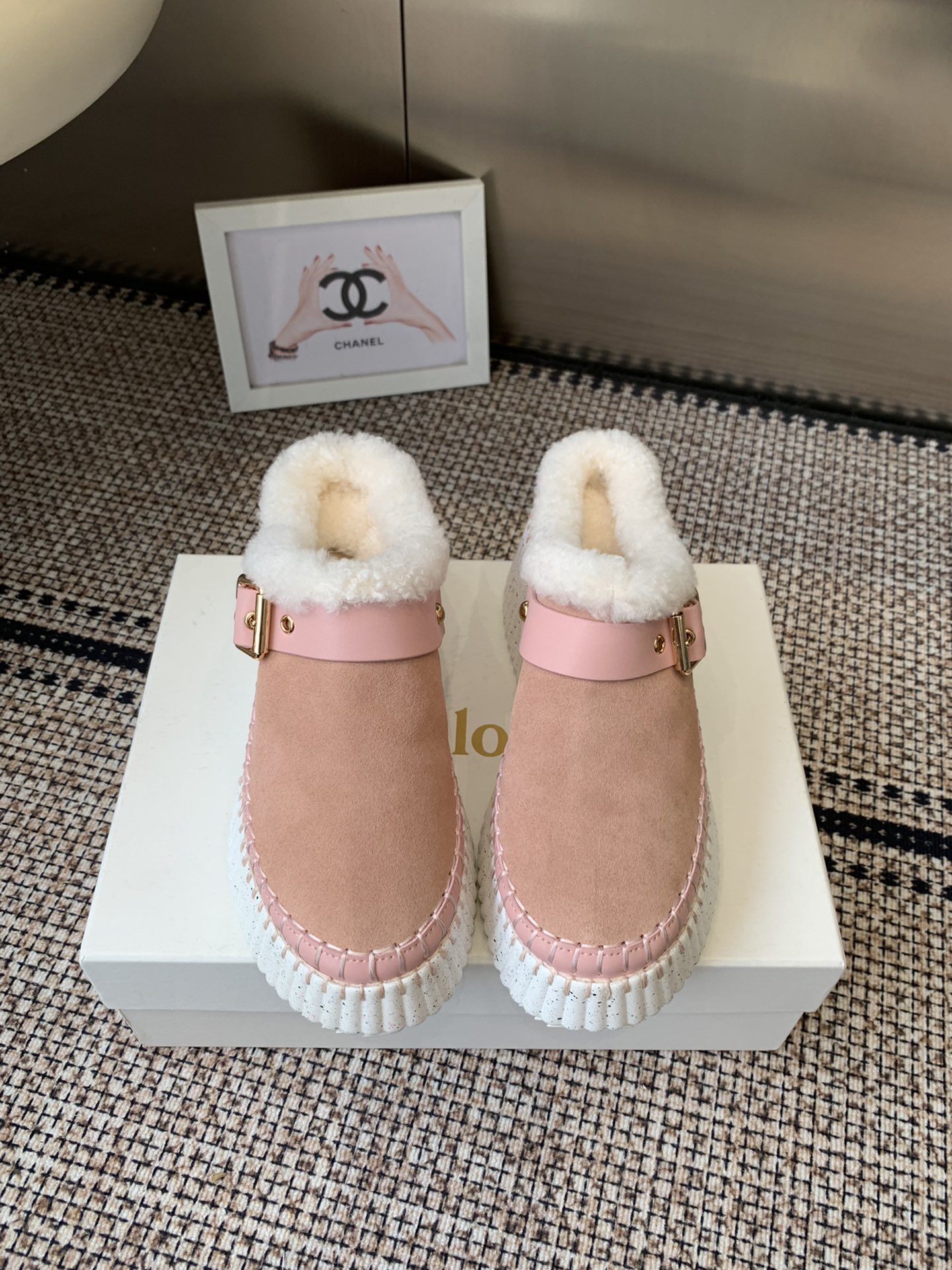 NO:626057,Chloe counters simultaneously launched new casual shoes. The spring and summer models have become popular in the entire fashion circle. They are available in multiple colors. The fabric is made of imported cow suede, and the lining is made of real wool. The texture is refreshing and breathable and does not burn the feet. It is fashionable and simple style. Goddess love it. It is beautiful. 8.CM ultra-light rubber foam vacuum outsole, extremely comfortable, sizes 35-42 (standard size), snow boots, chloe, loewe, boots19860909Chloe专柜同步上市新款休闲鞋.,春夏款广升 风靡整个时尚圈以来,多色多款,这款面料使用进口牛反绒,内里,采用真羊毛.,质地清爽透气不焖脚 时尚简约范儿 女神都爱 美翻啦 ,8.CM超轻橡胶发泡抽真空大底,舒适得不要不要的,35-42码（标准码）,雪地靴,chloe,loewe,boots,Women's Shoes