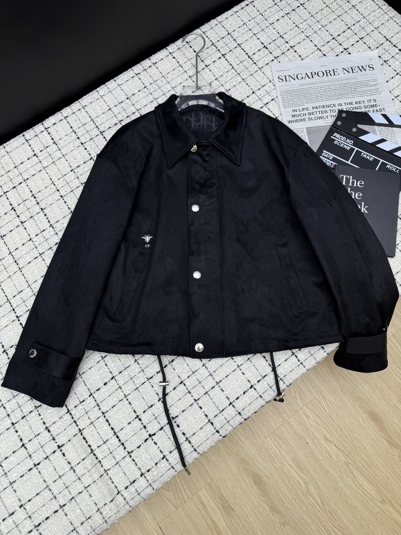 NO:609326,Dio*25 new style classic logo embroidered sheepskin jacket, casual and stylish, classic lapel jacket design, loose and not attractive at all, made of soft and waxy sheepskin fabric, very comfortable to the touch, jacquard lining inside, quality online, two-color SML,, dior, jackets & coats, jackets & coats, sheepskin, alexander wang19860909Dio*25 新款 经典logo刺绣羊皮绒外套 休闲有型 经典翻领夹克版型设计 有松弛感完全不挑人 采用软糯的羊皮绒面料 手感特别舒服 内里提花里布 质感在线 两色SML,,dior,jackets & coats,jackets & coats,sheepskin,alexander wang,Women's clothing