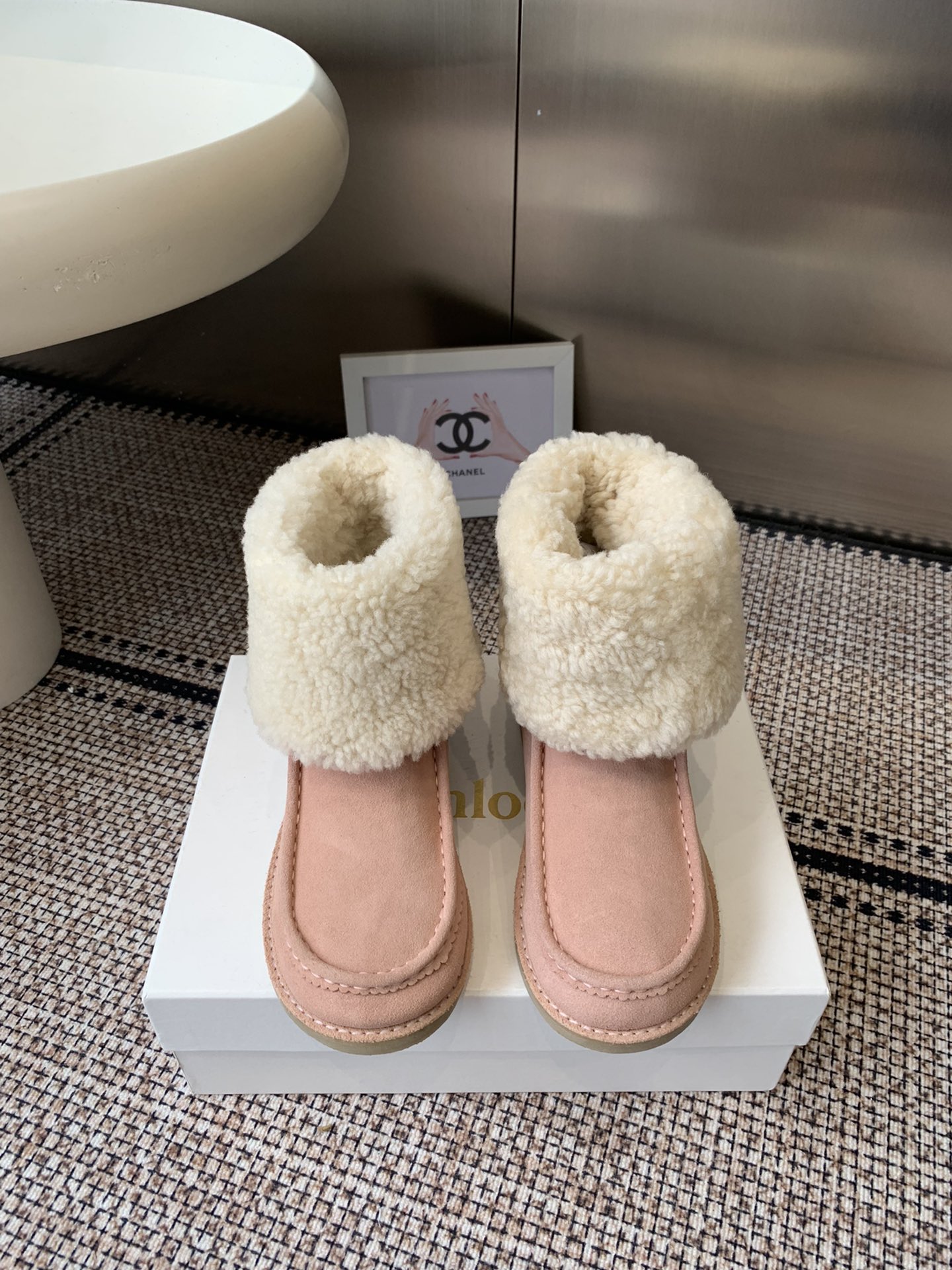 NO:626063,The new snow boots are launched simultaneously at the Chloe counter, in various colors and styles. The fabric is made of imported cow suede, and the lining is made of real wool. The texture is refreshing and breathable and does not burn the feet. Fashionable and simple style. Goddess love it. Beautiful. Raw rubber outsole. Extremely comfortable. Sizes 35-41 (standard size). Snow boots, chloe, loewe, boots19860909Chloe专柜同步上市新款雪地靴,多色多款,这款面料使用进口牛反绒,内里,真羊毛,质感清爽透气不焖脚 时尚简约范儿 女神都爱 美翻啦 ,生胶大底,舒适得不要不要的,35-41码（标准码）,雪地靴,chloe,loewe,boots,Women's Shoes