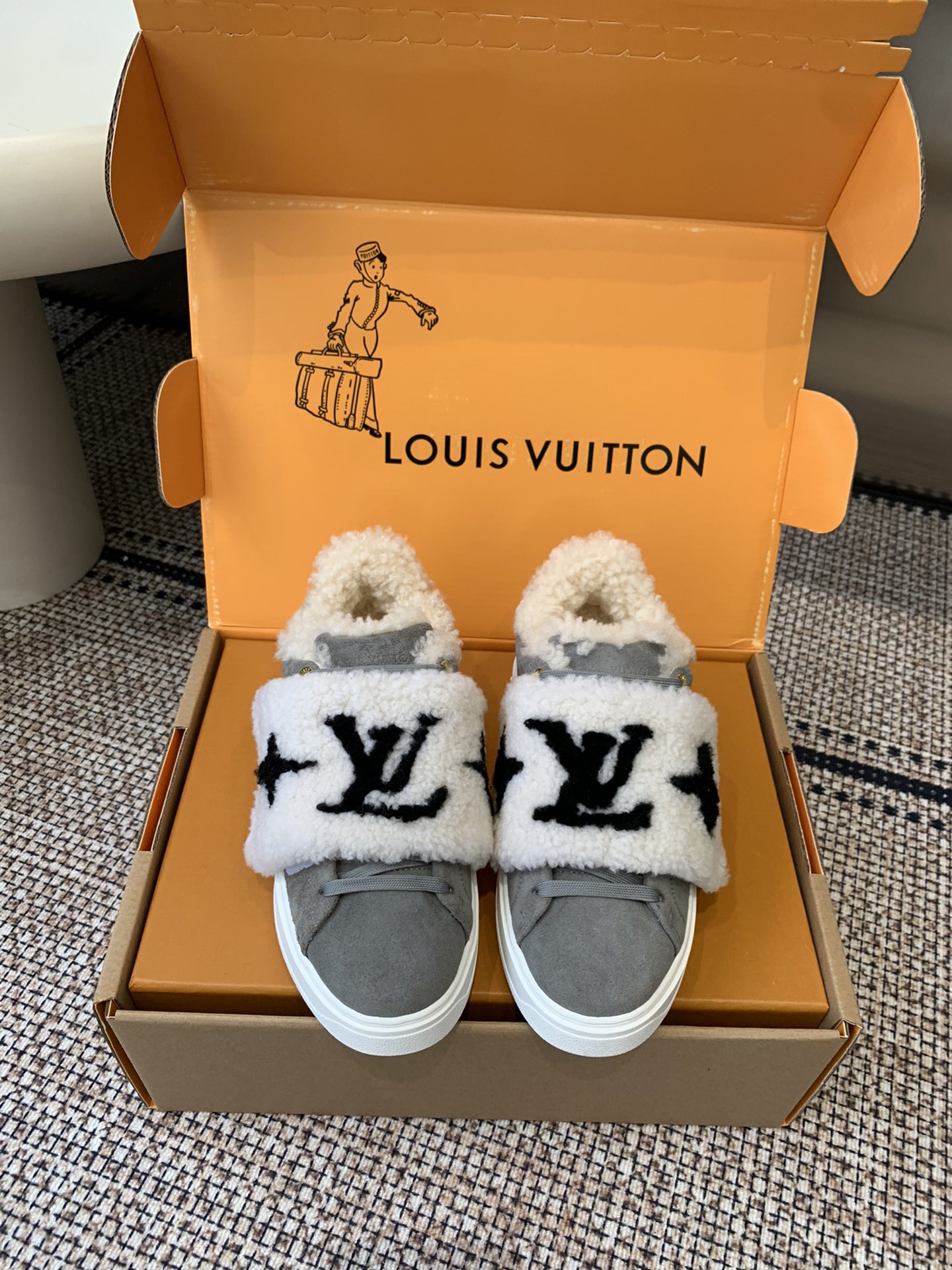 NO:626045,LouIs Vuitton Louis Vuitton New Products for Autumn and Winter Casual Sneakers White Shoes Mauri This Time Out sneaker is stitched with cow leather and Monogram denim, echoing the current season's leather goods series. The denim luggage tag is fixed to the upper with a leather strap, highlighting Louis Vuitton's travel heritage. Dazzling inscribed eyelets and brand logo embossing on the tongue add exquisite details. Original cow suede/wool on the upper. Wool lining. Original molded outsole.  Size 35-40 (40 customized), casual shoes/sports shoes, louis vuitton, louis vuitton, sneakers, cowhide19860909LouIs Vuitton 路易威登 秋冬新品 休闲板鞋 小白鞋 毛里 本款Time Out运动鞋拼接牛皮革与 Monogram 丹宁布 与当季皮具系列遥相呼应 丹宁布行李牌通过皮革饰带固定于鞋面 彰显路易威登的旅行传承 耀目铭纹孔眼与鞋舌处品牌标识压纹增添考究细节 鞋面原版牛反绒/羊毛 内里羊毛 原版开模大底 码数35-40（40定做）,休闲鞋/运动鞋,louis vuitton,louis vuitton,sneakers,cowhide,Women's Shoes