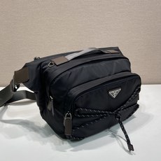新品邮差包🎉2VH201🎉🎉这款多功能动感单肩包将都市风格与户外元素相结合。这款Re-Nylon包设计轻 新品邮差包🎉2VH201🎉🎉这款多功能动感单肩包将都市风格与户外元素相结合。这款Re-Nylon包设计轻