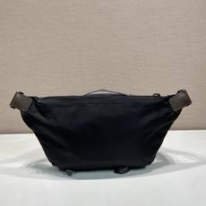新品邮差包🎉2VH201🎉🎉这款多功能动感单肩包将都市风格与户外元素相结合。这款Re-Nylon包设计轻 新品邮差包🎉2VH201🎉🎉这款多功能动感单肩包将都市风格与户外元素相结合。这款Re-Nylon包设计轻