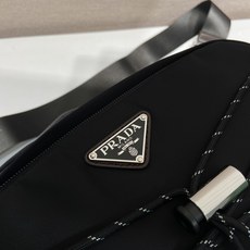 新品邮差包🎉2VH201🎉🎉这款多功能动感单肩包将都市风格与户外元素相结合。这款Re-Nylon包设计轻 新品邮差包🎉2VH201🎉🎉这款多功能动感单肩包将都市风格与户外元素相结合。这款Re-Nylon包设计轻