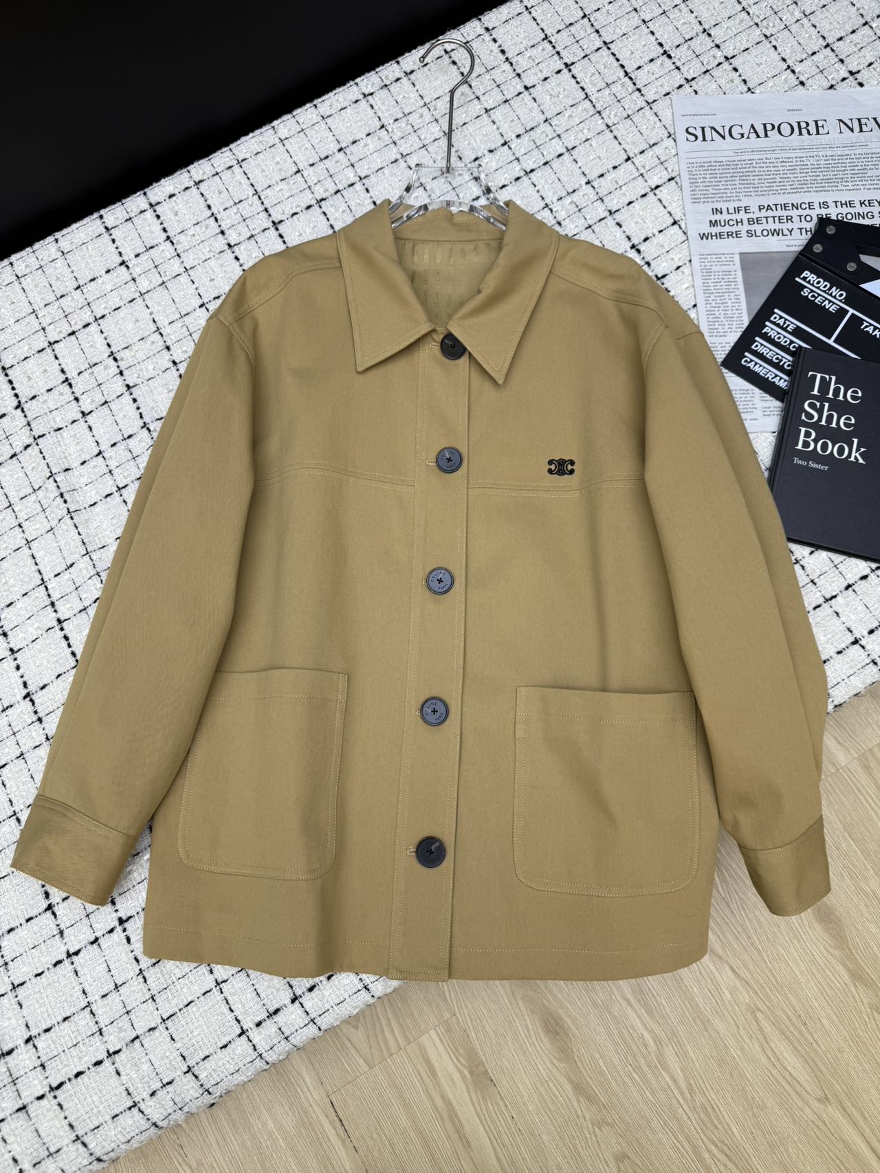 NO:609350,Celin*25 new style Arc de Triomphe embroidered logo lapel jacket. Looks good when layered. Excellent mid-length style. Easily hits the aesthetic mark. It is durable and easy to control regardless of skin color. Very durable and high-end. Custom dyed jacquard lining. Texture online. Two-color SML,,celine,jackets & coats,alexander wang19860909Celin*25新款 凯旋门刺绣logo翻领外套 叠穿也好看 超绝的中长款 轻松击中审美 是经久耐看的那类 不挑肤色很好驾驭 很耐看又高级 定染提花里布 质感在线 两色SML,,celine,jackets & coats,alexander wang,Women's clothing