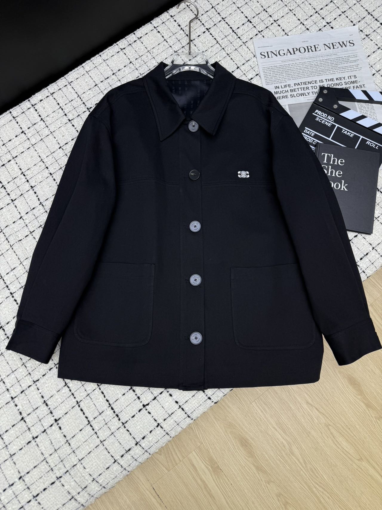 NO:609342,Celin*25 new style Arc de Triomphe embroidered logo lapel jacket. Looks good when layered. Excellent mid-length style. Easily hits the aesthetic mark. It is durable and easy to control regardless of skin color. Very durable and high-end. Custom dyed jacquard lining. Texture online. Two-color SML,,celine,jackets & coats,alexander wang19860909Celin*25新款 凯旋门刺绣logo翻领外套 叠穿也好看 超绝的中长款 轻松击中审美 是经久耐看的那类 不挑肤色很好驾驭 很耐看又高级 定染提花里布 质感在线 两色SML,,celine,jackets & coats,alexander wang,Women's clothing