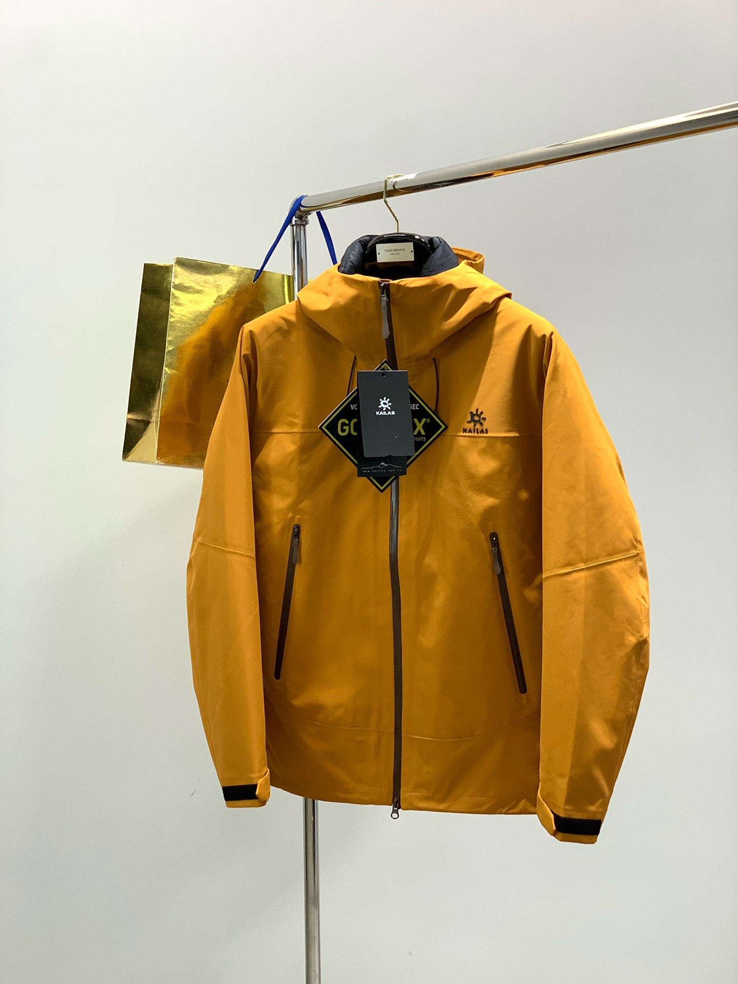 NO:656388,, KAILAS hard-shell three-in-one down jacket with removable down liner, six-proof technology, three-layer glue technology, high-density three-in-one technical fabric!  It is a must-have for mountaineering and hiking. It is excellent in terms of warmth, protection and comfort. It is suitable for outdoor enthusiasts to wear when skiing, hiking, mountaineering and other activities in winter. It is also suitable for daily commuting and business trips. It is windproof and waterproof and adopts FILTER-TEC 3.  This kind of fabric has excellent windproof and waterproof properties. The inner seams are fully taped, which can effectively withstand wind, rain and snow in winter. It is suitable for wearing in harsh outdoor environments and provides reliable protection for the wearer. Hard-shell fabrics with good wear resistance usually have a certain degree of wear resistance. In outdoor activities, they can reduce the damage caused by friction and other factors to the down jacket and extend its service life. The down content of white duck down is high.  90. High down content means that the down is of good quality and has better thermal insulation effect. It can also reduce the agglomeration of down during use and maintain the fluffiness and warmth of the down jacket. The thermal insulation technology uses graphene thermal reflection. Graphene thermal reflection technology is added to the interior to enhance the warmth in the core area. Graphene has good thermal conductivity and thermal reflectivity and can reflect the heat emitted by the human body back to the body.  , improve the thermal insulation effect, and can better keep the body warm in cold environments. The hood design is three-dimensionally adjustable, fits the head, can effectively prevent wind and keep warm, provides additional protection for the head, and can reduce the heat loss of the head in cold weather. The cuffs are designed with Velcro cuffs, which can be adjusted according to personal needs, enhance the sealing of the cuffs, and prevent cold wind from intruding from the cuffs.  Color Black Khaki Brown. Size M-3XL M Bust 120 Length 70 Weight around 120 L Bust 124 Length 72 Weight around 140 XL Bust 128 Length 74 Weight around 160 XXL Bust 132 Length 76 Weight 180 319860909,KAILAS凯乐石硬壳三合一羽绒冲锋衣可拆卸羽绒内胆,六防科技,三层压胶工艺,高密三合一科技型面料！登山徒步必备保暖性、防护性、舒适性等方面都超赞适合户外爱好者在冬季进行滑雪、徒步、登山 等活动时穿着也适用于日常的通勤和出差旅行防风防水性强,采用FILTER-TEC 3 层硬壳面料,这种面料的防风、防水性能优异,里面接缝全压胶,能够有效抵御冬季的风雨雪天气,适合在较为恶劣的户外环境中穿着,为穿着者提供可靠的防护.耐磨性较好硬壳面料通常具有一定的耐磨性,在户外活动中可以减少因摩擦等因素对羽绒服造成的损坏,延长其使用寿命.绒子含量高白鸭绒的绒子含量达到 90,绒子含量高意味着羽绒的质量好,保暖效果更出色,同时也能减少羽绒在使用过程中的结块现象,保持羽绒服的蓬松度和保暖性.保暖科技采用石墨烯热反射内里添加了石墨烯热反射科技,能够加强核心区的保暖.石墨烯具有良好的导热性和热反射性,可以将人体散发的热量反射回身体,提高保暖效果,在寒冷的环境中能够更好地保持身体的温暖.风帽设计风帽三维可调节,贴合头部,能够有效防风保暖,为头部提供额外的保护,在寒冷的天气中可以减少头部的热量散失.袖口设计采用魔术贴袖口,可以根据个人的需求进行调节,增强袖口的密封性,防止寒风从袖口侵入. 颜色黑色 卡其 棕色. 尺码M-3XL M胸围120 衣长70 体重120左右 L胸围124 衣长72 体重140左右 XL胸围128 衣长74 体重160左右 XXL胸围132衣长76体重180左右 3XL胸围136衣长78体重200左右,,down jacket,hats,alexander wang,Men's clothing