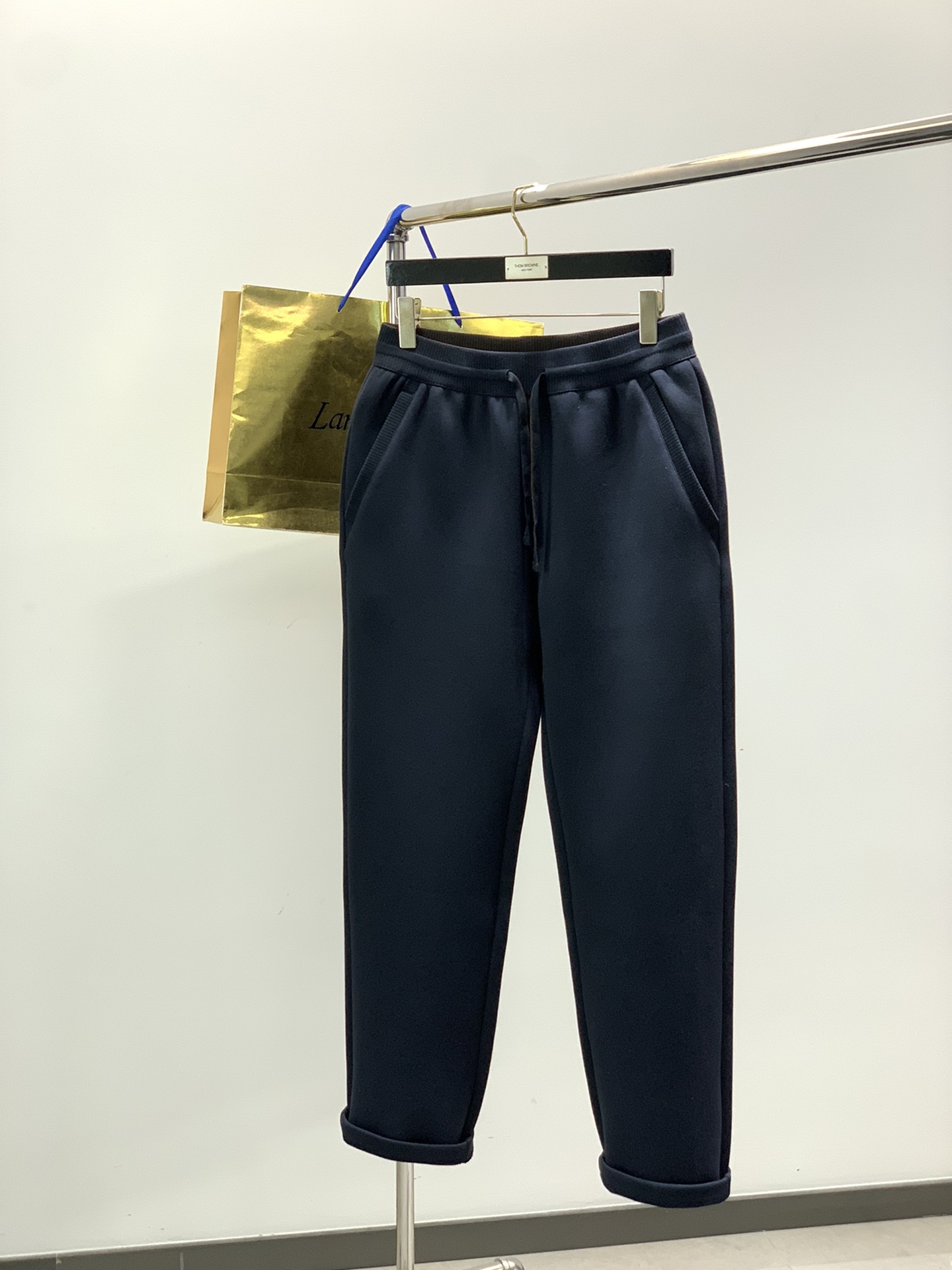 NO:656383,,sol air jacquard gray casual pants, material 52.4 cotton 47.6 polyester fiber  Subvert your understanding of fabrics from the inside out, with three-dimensional tailoring and thoughtful design, a 'breathing' air interlayer, the surface layer is wind-resistant and wear-resistant, the middle layer is bulky and temperature-locking, and the bottom layer is skin-friendly and soft. The three-layer structure is like a 'thermostat cabin' for the body - it resists cold and warmth in autumn and winter. It can quickly wick away sweat during exercise, dries in seconds, and is not sweaty. The fabric is resistant and worry-free, and resists pilling.  , shrinks steadily, is easy to clean, and remains 'as new' and crisp after being machine washed N times; the anti-wrinkle attribute directly saves ironing time. This Sol air jacquard casual pants uses black technology fabric to break the curse of 'warmth = bloated' and 'quick-drying = no texture'. It relies on detailed design to create a sense of relaxation that 'seems casual but is actually attentive'. It is the 'all-round king' missing in the autumn and winter wardrobe.  Size M-3XL Size pants length waist hip leg opening M 10138 5322 L 10340 5522.5 XL 10542 5723 XXL 10744 5923.5 XXXL 10846 6124,,alexander wang19860909,索尔空气提花灰色 休闲裤, 材质 52.4棉47.6聚酯纤维 从里到外颠覆你对面料的认知,搭配立体剪裁与心机设计,“会呼吸”的空气夹层,表层抗风耐磨、中层膨体锁温、底层亲肤柔软,三层结构像给身体装了“恒温舱”——秋冬抗寒锁暖,运动时又能快速排汗、秒速干爽,不闷汗,面料抗造又省心,抗起球、缩水稳、易清洗,机洗N次依旧“如新”挺括；抗皱属性直接省了熨烫时间,这件索尔空气提花休闲裤,用黑科技面料打破“保暖=臃肿”“速干=没质感”的魔咒,靠细节设计拿捏“看似随意实则用心”的松弛感,秋冬衣柜里缺的“全能王”就是它了 尺码M-3XL 尺码裤长腰围臀围脚口 M 10138 5322 L 10340 5522.5 XL 10542 5723 XXL 10744 5923.5 XXXL 10846 6124,,alexander wang,Men's clothing