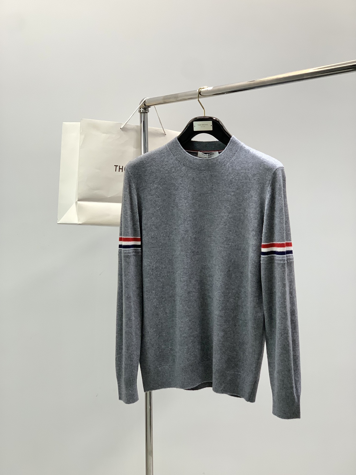 NO:656392,, Tom Browne Tom Browne, 2025 winter latest product, available at counters simultaneously, original order, fashionable and casual round neck long-sleeved wool sweater, including cashmere 10, cashmere wool 90, the upper body is very unique!  Eye-catching and bright, imported original fabric, skin-friendly and breathable, top-notch knitting technology letter pattern logo, simple yet stylish, extremely high-grade, extremely handsome upper body, 4 colors recommended, size M-3XL,,thom browne,tom ford,sweaters,alexander wang19860909,Tom Browne 汤姆.布朗,2025冬季最新品,专柜同步有售,原单狠货,时尚休闲圆领长袖羊毛毛衣,含羊绒10,羊绒羊毛90,上身很有特点！吸睛而有亮点,进口原版面料,亲肤透气,顶级针织工艺字母图案logo,简单而不失时尚,档次极高,上身帅到爆,4色推荐,码数M-3XL,,thom browne,tom ford,sweaters,alexander wang,Men's clothing