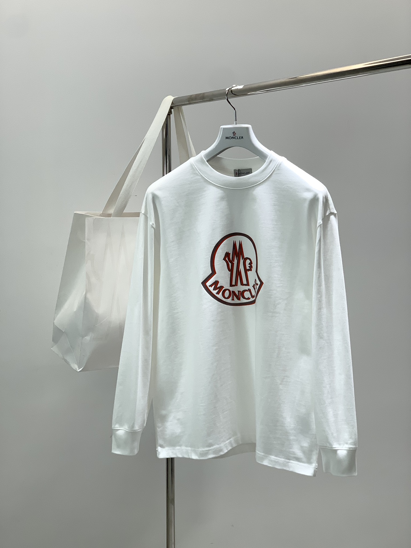 NO:656396,, Moncler Mouth Mouth, the latest autumn 2025 product, available at counters simultaneously, original order, fashionable and casual round neck long-sleeved T-shirt, comfortable upper body!  Eye-catching and bright, using imported original fabrics, top-notch printing technology with letter pattern logo, simple yet stylish, fashionable and handsome upper body, 2 colors recommended, size M-3XL, Moncler, tees, t-shirt, alexander wang19860909,Moncler 蒙口,2025秋季最新品,专柜同步有售,原单狠货,时尚休闲圆领长袖T恤,上身舒适！吸睛而有亮点,采用进口原版面料,顶级印花工艺字母图案logo,简单而不失时尚,上身时尚帅气,2色推荐,码数M-3XL,,Moncler,tees，t-shirt,alexander wang,Men's clothing