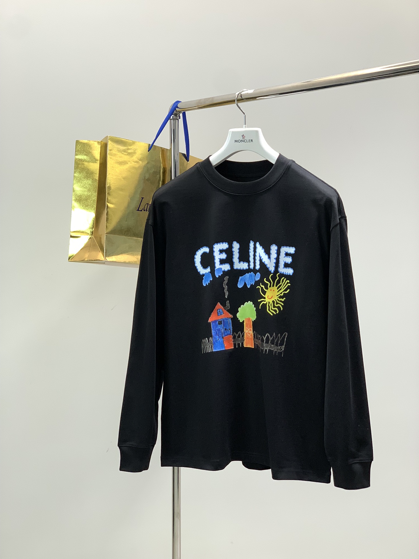 NO:656378,, Celine Celine, 2025 autumn new products, available at the counter at the same time, original order, fashionable and casual round neck long-sleeved T-shirt, using imported original fabrics, top-notch printing technology letter pattern logo, consistently high-standard production, skin-friendly and breathable, ready-to-wear including texture is very good, fashionable and handsome upper body, complete three standards, 2 colors recommended, size M-3XL,,celine,tees,t-shirt,alexander wang19860909,Celine 瑟琳,2025秋季新品,专柜同步有售,原单狠货,时尚休闲圆领长袖T恤,采用进口原版面料,顶级印花工艺字母图案logo,一贯的高规格出品,亲肤透气,成衣包括质感都非常好,上身时尚帅气,三标齐全,2色推荐,码数M-3XL,,celine,tees，t-shirt,alexander wang,Men's clothing