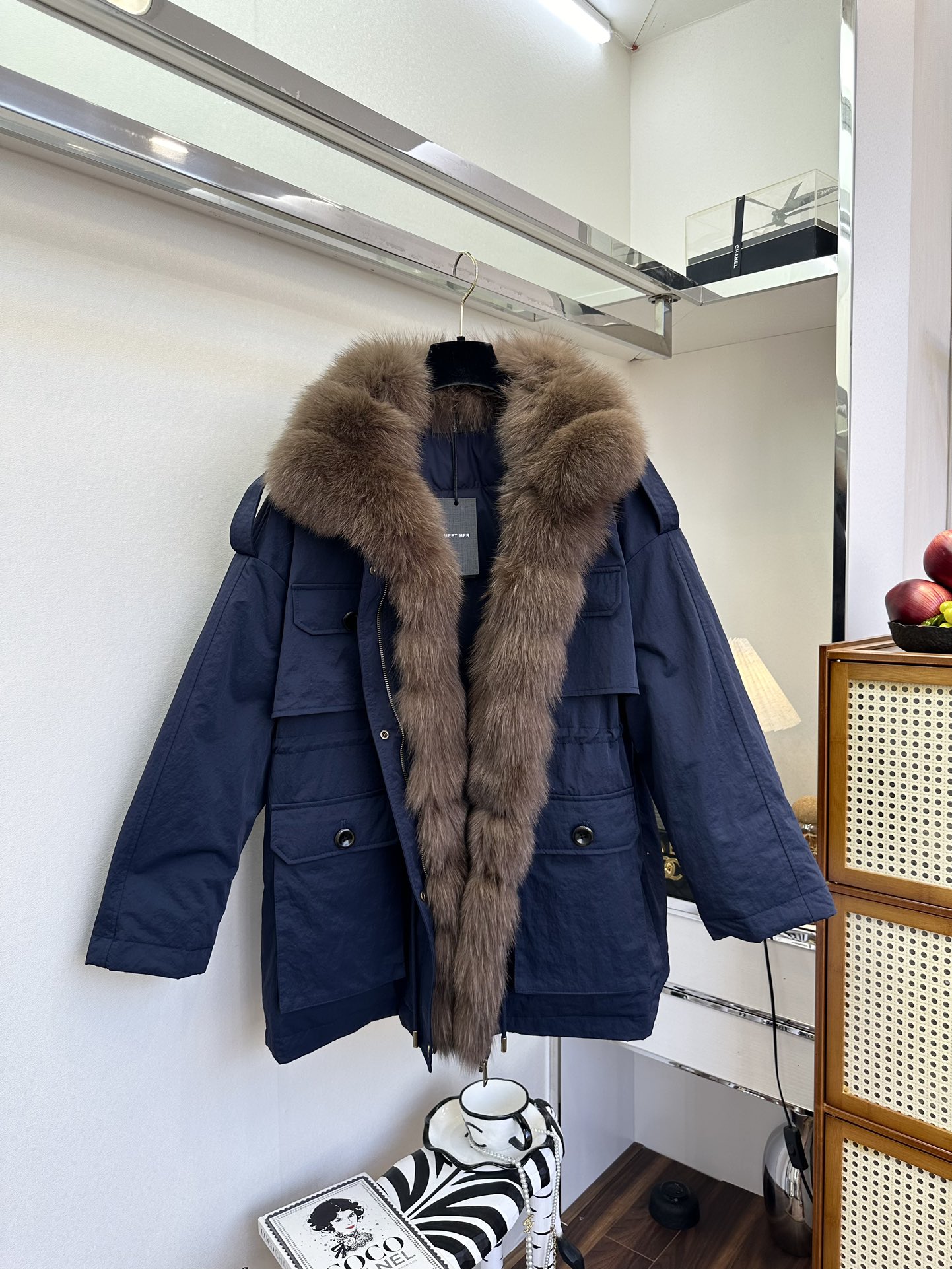 NO:676882,25 The most luxurious product. A different kind of parka fur coat. Oversized fox fur collar for embellishment. The interior is filled with goose down that has excellent heat storage capacity. Workwear lace-up waist design. Parkas can also be fashionable and high-end. ●SIZE s m l ●, men's clothing, jackets & coats,1986090925 顶奢出品 不一样的派克皮草外套 超大狐狸毛领做点缀 内里填充蓄热能力超好的鹅绒 工装系带收腰版型 派克服也可以时尚又高级 ●SIZE s m l ●,男装,jackets & coats,,Women's clothing