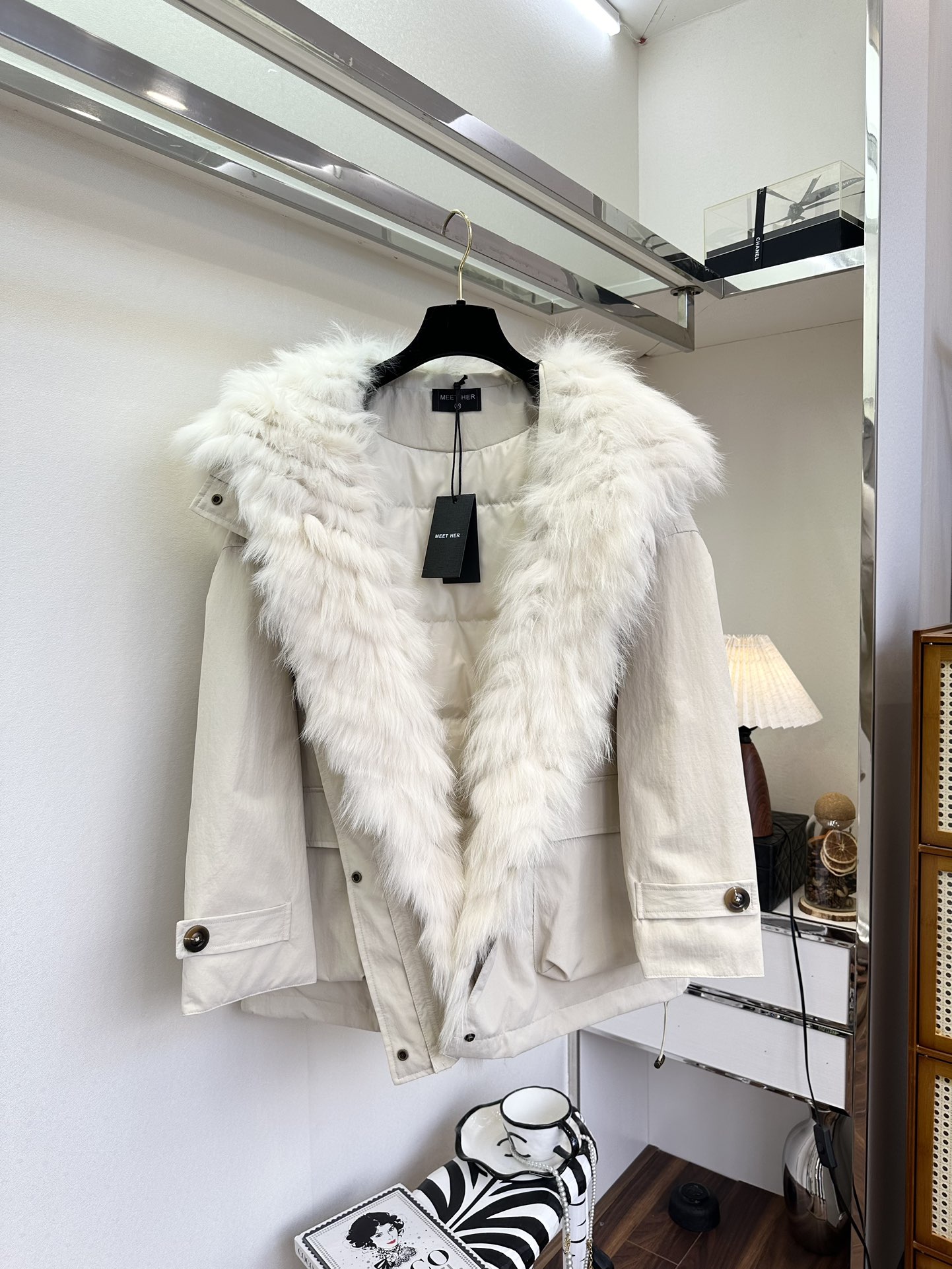 NO:636324,25 This year’s winter parka will be the entry-level style to start the deep winter. This Korean version of the large lapel parka is very tolerant and can be easily controlled by anyone. The large lapel is designed with imported fox fur. The oversized navy collar is also one of the design considerations. The fur part is detachable and easier to clean. The liner is filled with goose down to lock in the warmth. ●SIZE s m l ●,, alexander wang1986090925 今年的冬天派克服将是开启深冬的入门款 这款韩版的大翻领派克服 包容性很强 谁都可以轻松驾驭 大翻领部分采用进口狐狸毛做了车条设计 超大的海军风领也是设计的小心思之一 皮毛的部分做了可拆卸设计 清洗起来也更加方便 内胆填充鹅绒 把温暖狠狠锁住 ●SIZE s m l ●,,alexander wang,Women's clothing