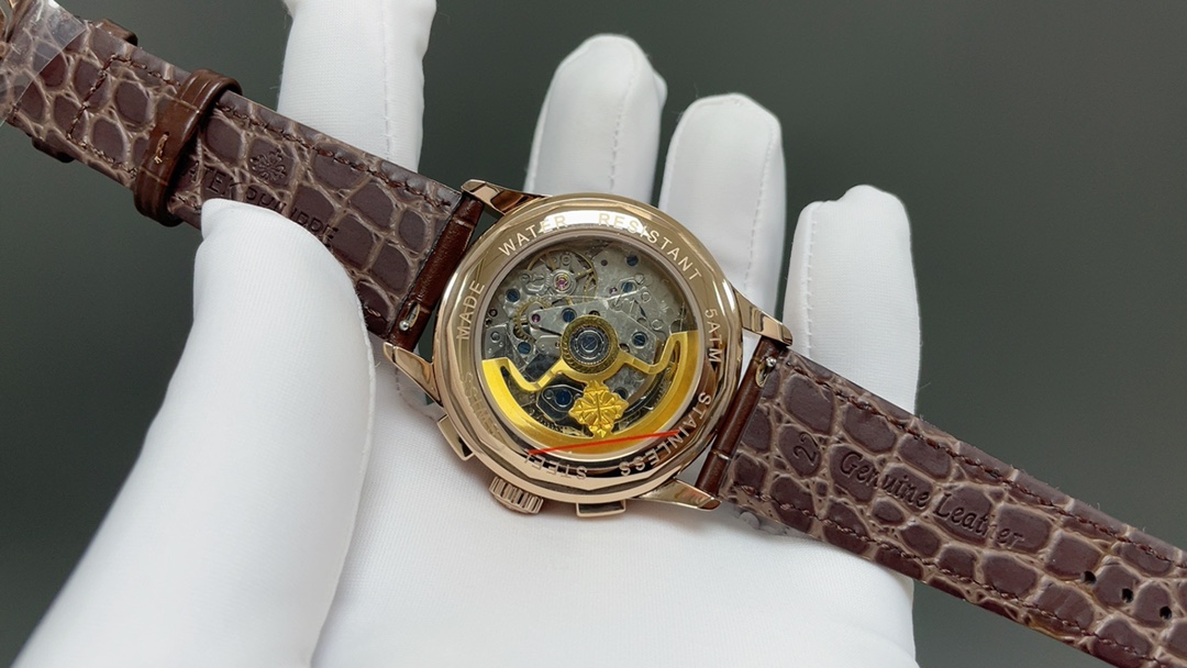 GS新品推出🌐【百达翡丽】复杂功能计时系列5170P-001系列
1⃣推出配备【夜光真盯表盘】的全新表款，为腕表注入复古气质，备受高品质机械时针爱好者青睐。          
2⃣覆荧光涂层的炭灰色金质立体字块，准距仪刻度。316精刚材质，三层表耳的设计独特个性，带来完全不一样的视觉享受，从侧面可见表耳和表壳连接自然流畅，表耳呈现出优雅的弧度，符合人体工程学设定，蓝宝石玻璃，防水系数30米，直径：42毫米，搭载7750计时机芯，走时精准。
3⃣进口意大利小牛皮，原装进口折叠式表扣，堪称完美，欢迎转载。
GS出品，必属精品，你值得拥有🌐