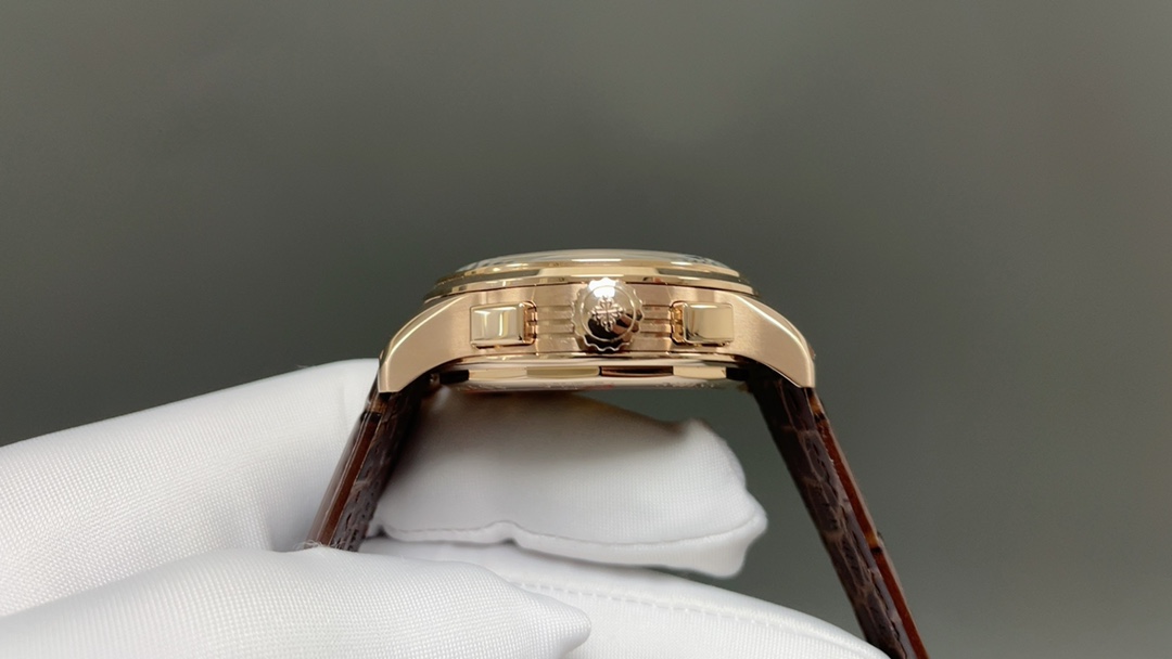 GS新品推出🌐【百达翡丽】复杂功能计时系列5170P-001系列
1⃣推出配备【夜光真盯表盘】的全新表款，为腕表注入复古气质，备受高品质机械时针爱好者青睐。          
2⃣覆荧光涂层的炭灰色金质立体字块，准距仪刻度。316精刚材质，三层表耳的设计独特个性，带来完全不一样的视觉享受，从侧面可见表耳和表壳连接自然流畅，表耳呈现出优雅的弧度，符合人体工程学设定，蓝宝石玻璃，防水系数30米，直径：42毫米，搭载7750计时机芯，走时精准。
3⃣进口意大利小牛皮，原装进口折叠式表扣，堪称完美，欢迎转载。
GS出品，必属精品，你值得拥有🌐