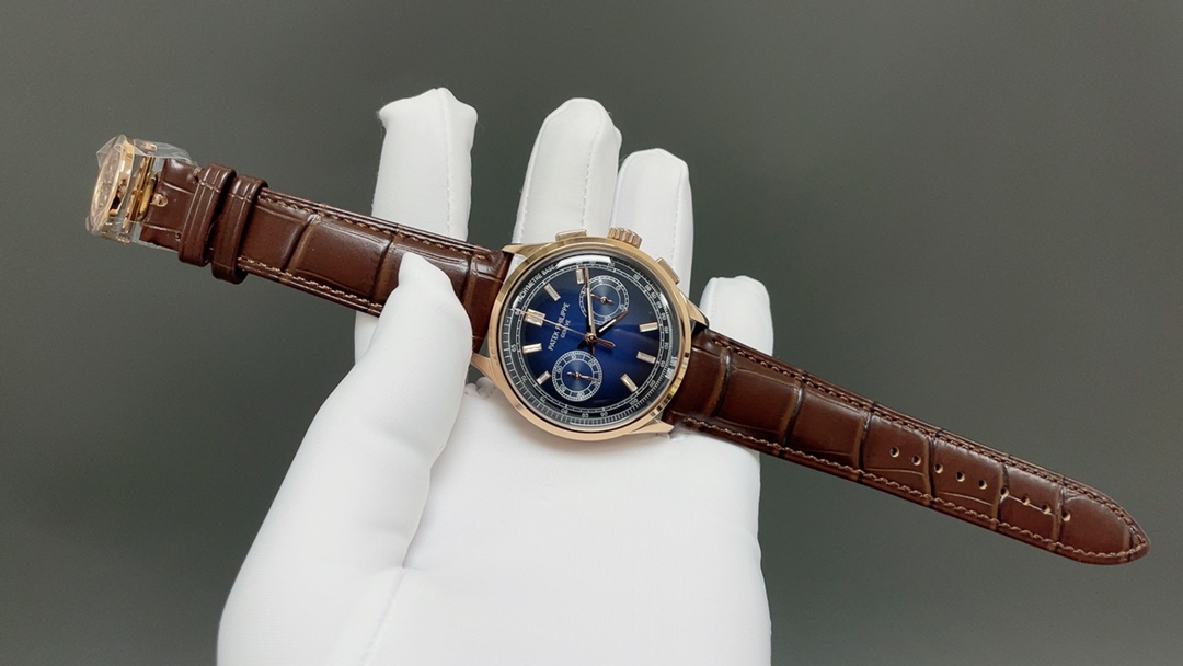 GS新品推出🌐【百达翡丽】复杂功能计时系列5170P-001系列
1⃣推出配备【夜光真盯表盘】的全新表款，为腕表注入复古气质，备受高品质机械时针爱好者青睐。          
2⃣覆荧光涂层的炭灰色金质立体字块，准距仪刻度。316精刚材质，三层表耳的设计独特个性，带来完全不一样的视觉享受，从侧面可见表耳和表壳连接自然流畅，表耳呈现出优雅的弧度，符合人体工程学设定，蓝宝石玻璃，防水系数30米，直径：42毫米，搭载7750计时机芯，走时精准。
3⃣进口意大利小牛皮，原装进口折叠式表扣，堪称完美，欢迎转载。
GS出品，必属精品，你值得拥有🌐