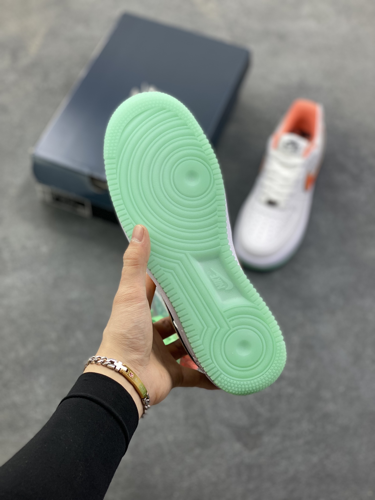 图片[5]-Nike Air Force 1 Low 白橙 空军一号低帮运动休闲板鞋 原楦头原纸板 打造纯正空军版型 专注外贸渠道 全掌内置蜂窝气垫 原盒配件 原厂中底钢印、拉帮完美 货号：IH4962-100 尺码：36 36.5 37.5 38 38.5 39 40 40.5 41 42 42.5 43 44 44.5 45-选品中心