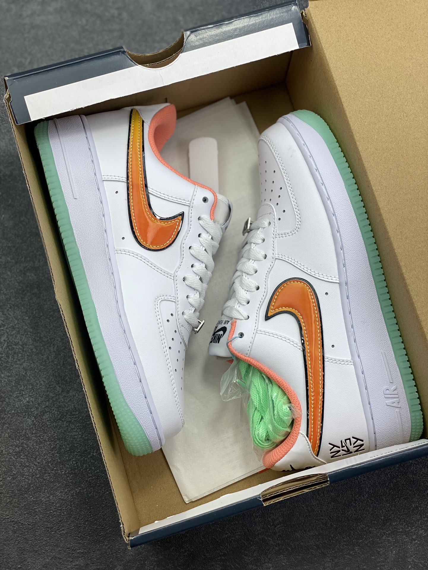 图片[9]-Nike Air Force 1 Low 白橙 空军一号低帮运动休闲板鞋 原楦头原纸板 打造纯正空军版型 专注外贸渠道 全掌内置蜂窝气垫 原盒配件 原厂中底钢印、拉帮完美 货号：IH4962-100 尺码：36 36.5 37.5 38 38.5 39 40 40.5 41 42 42.5 43 44 44.5 45-选品中心