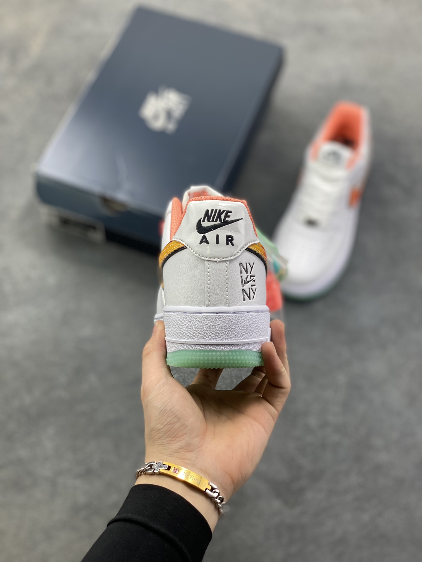 图片[4]-Nike Air Force 1 Low 白橙 空军一号低帮运动休闲板鞋 原楦头原纸板 打造纯正空军版型 专注外贸渠道 全掌内置蜂窝气垫 原盒配件 原厂中底钢印、拉帮完美 货号：IH4962-100 尺码：36 36.5 37.5 38 38.5 39 40 40.5 41 42 42.5 43 44 44.5 45-选品中心
