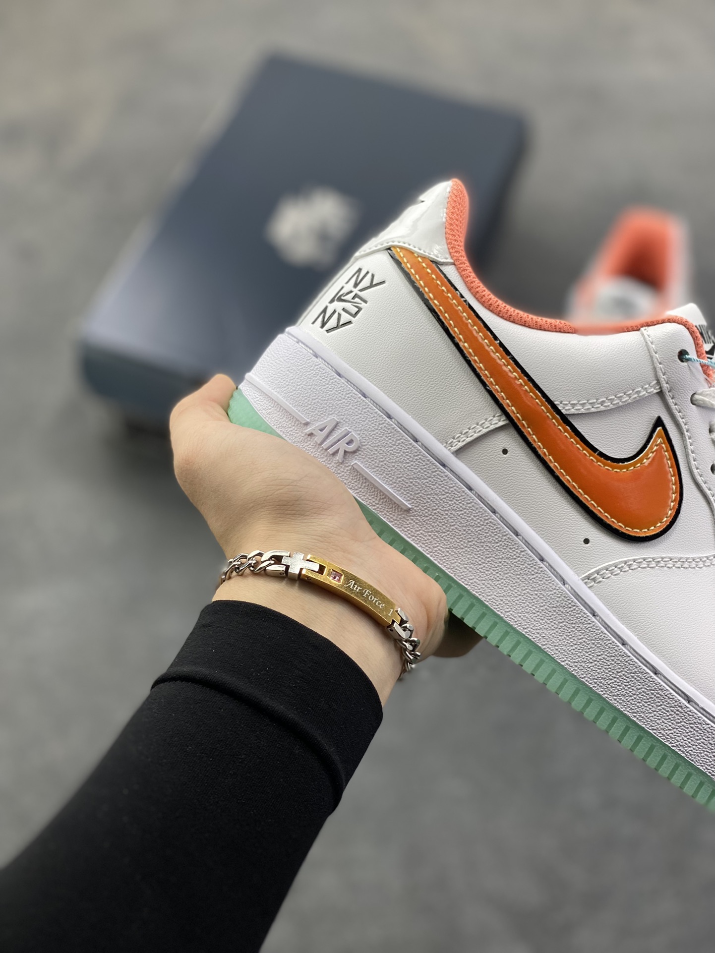 图片[6]-Nike Air Force 1 Low 白橙 空军一号低帮运动休闲板鞋 原楦头原纸板 打造纯正空军版型 专注外贸渠道 全掌内置蜂窝气垫 原盒配件 原厂中底钢印、拉帮完美 货号：IH4962-100 尺码：36 36.5 37.5 38 38.5 39 40 40.5 41 42 42.5 43 44 44.5 45-选品中心