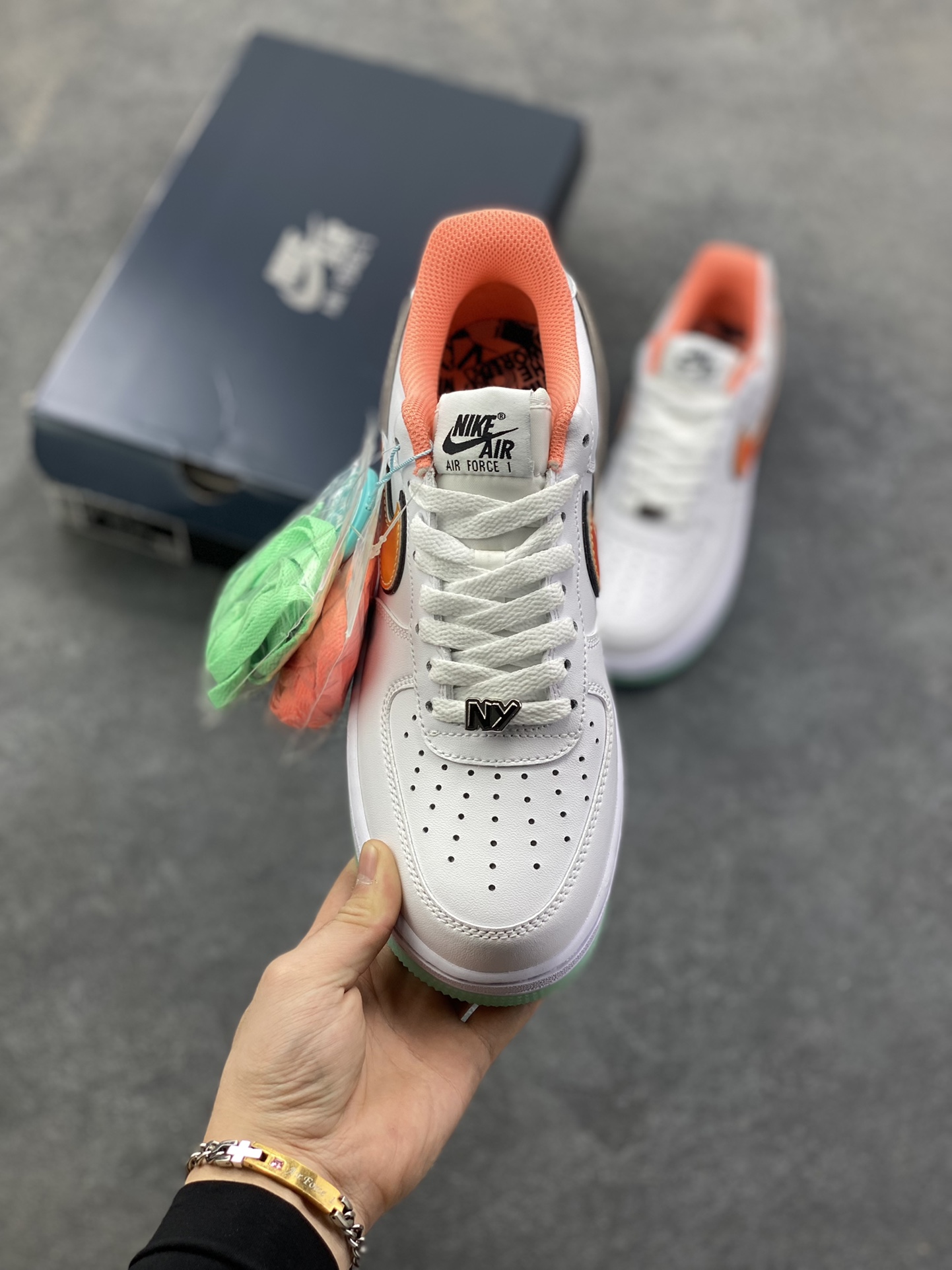 图片[2]-Nike Air Force 1 Low 白橙 空军一号低帮运动休闲板鞋 原楦头原纸板 打造纯正空军版型 专注外贸渠道 全掌内置蜂窝气垫 原盒配件 原厂中底钢印、拉帮完美 货号：IH4962-100 尺码：36 36.5 37.5 38 38.5 39 40 40.5 41 42 42.5 43 44 44.5 45-选品中心