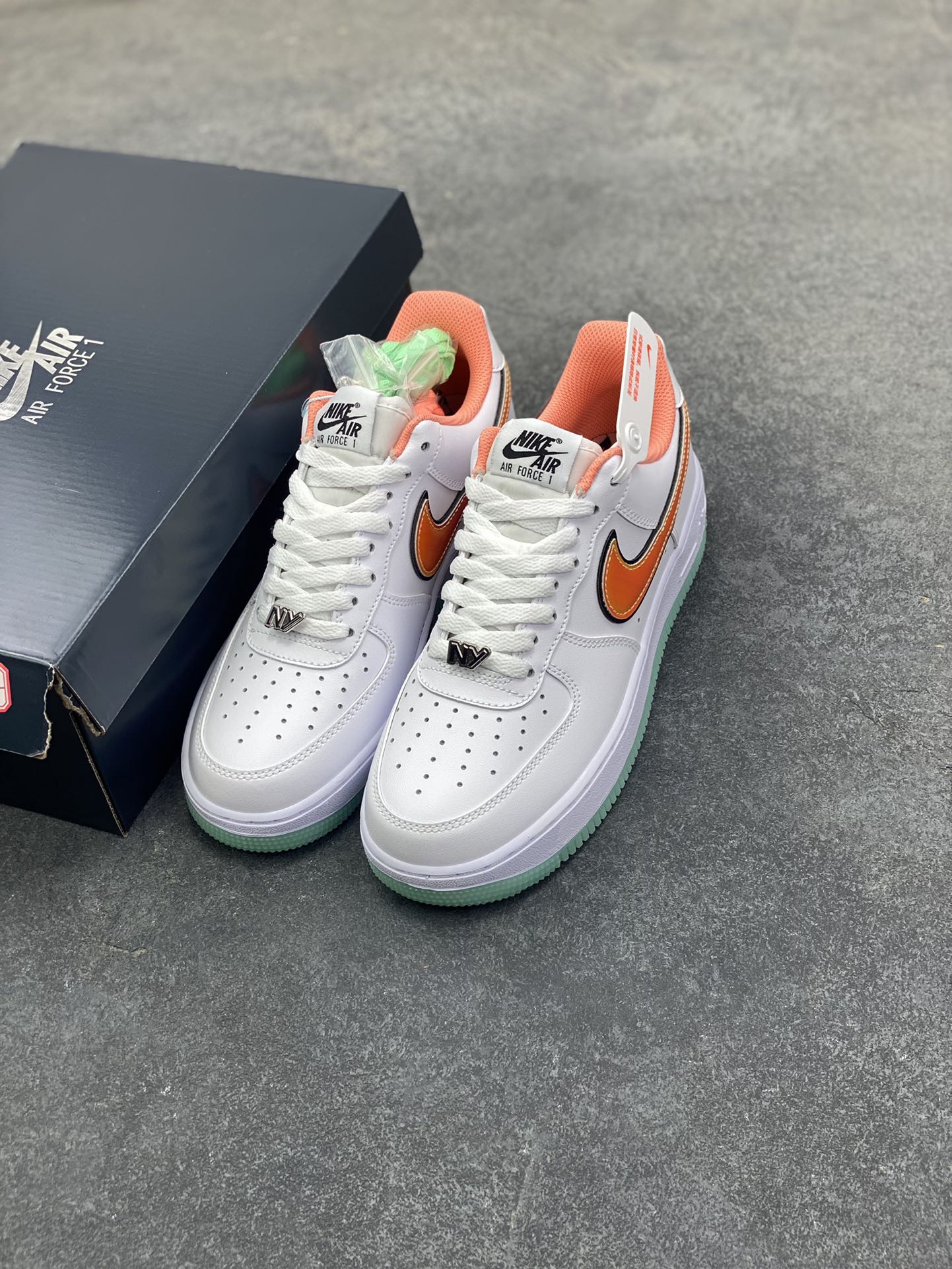 图片[8]-Nike Air Force 1 Low 白橙 空军一号低帮运动休闲板鞋 原楦头原纸板 打造纯正空军版型 专注外贸渠道 全掌内置蜂窝气垫 原盒配件 原厂中底钢印、拉帮完美 货号：IH4962-100 尺码：36 36.5 37.5 38 38.5 39 40 40.5 41 42 42.5 43 44 44.5 45-选品中心