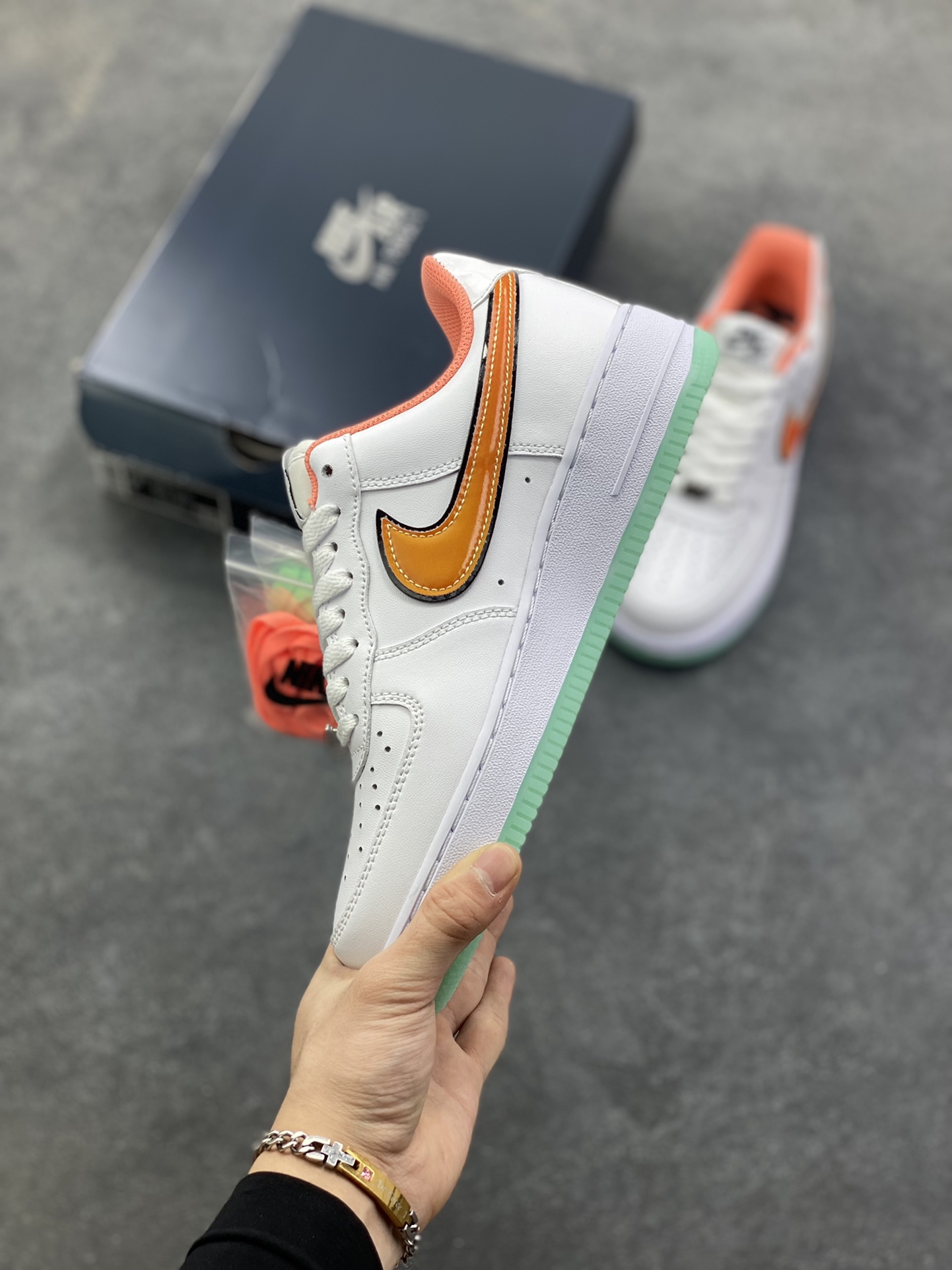 图片[3]-Nike Air Force 1 Low 白橙 空军一号低帮运动休闲板鞋 原楦头原纸板 打造纯正空军版型 专注外贸渠道 全掌内置蜂窝气垫 原盒配件 原厂中底钢印、拉帮完美 货号：IH4962-100 尺码：36 36.5 37.5 38 38.5 39 40 40.5 41 42 42.5 43 44 44.5 45-选品中心
