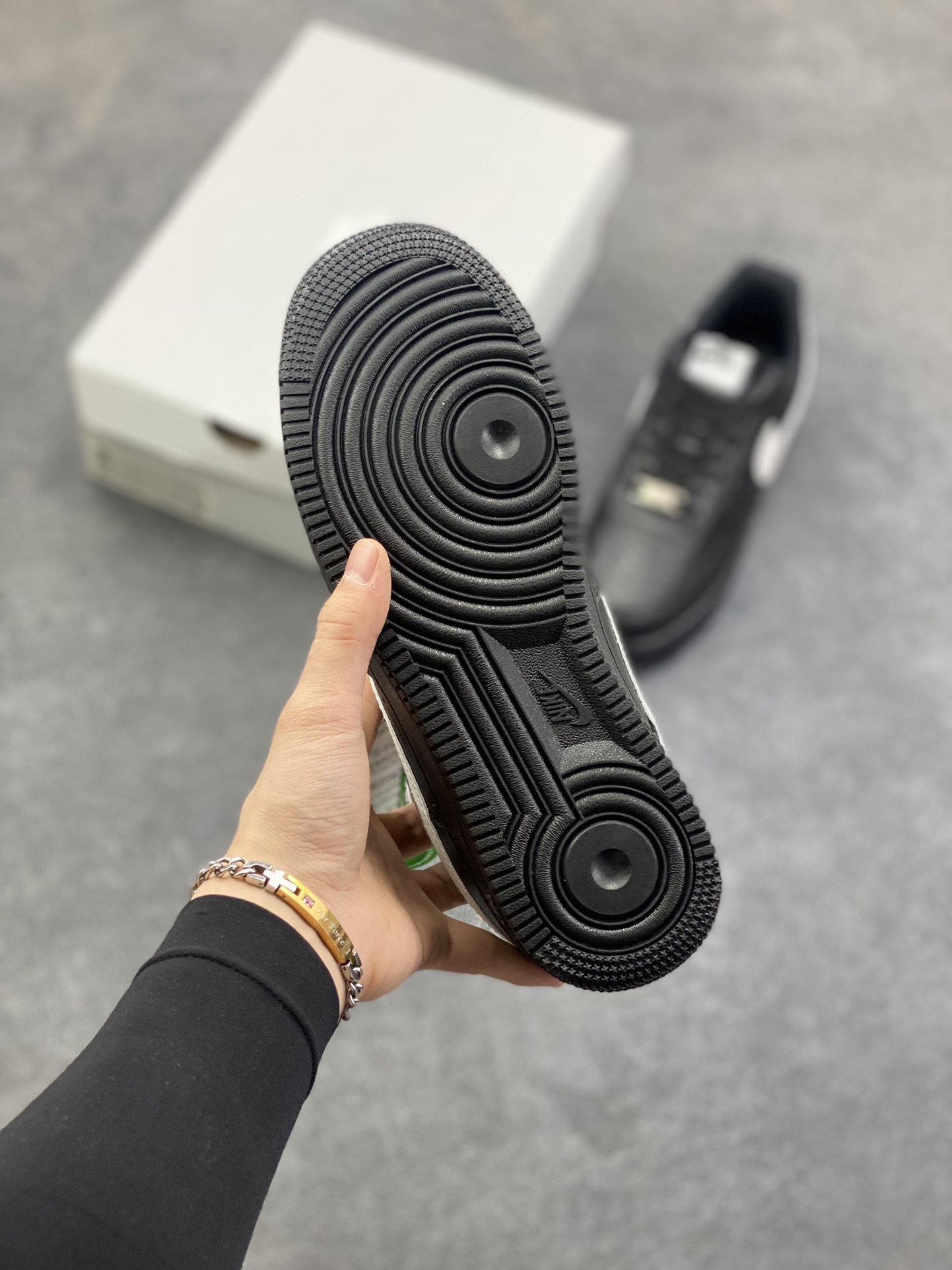 图片[5]-福利特价 Nike Air Force 1 Low 黑白勾 原楦头原纸板 打造纯正空军版型 专注外贸渠道 全掌内置蜂窝气垫 原盒配件 原厂中底钢印、拉帮完美 货号：DC2911-002 尺码：36 36.5 37.5 38 38.5 39 40 40.5 41 42 42.5 43 44 44.5 45-选品中心