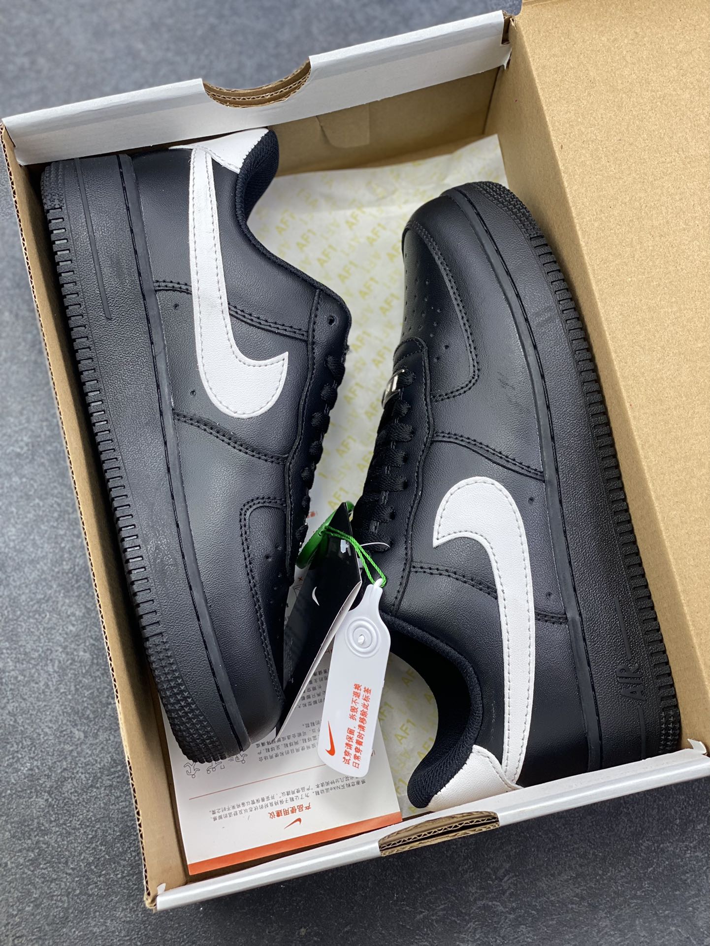 图片[9]-福利特价 Nike Air Force 1 Low 黑白勾 原楦头原纸板 打造纯正空军版型 专注外贸渠道 全掌内置蜂窝气垫 原盒配件 原厂中底钢印、拉帮完美 货号：DC2911-002 尺码：36 36.5 37.5 38 38.5 39 40 40.5 41 42 42.5 43 44 44.5 45-选品中心