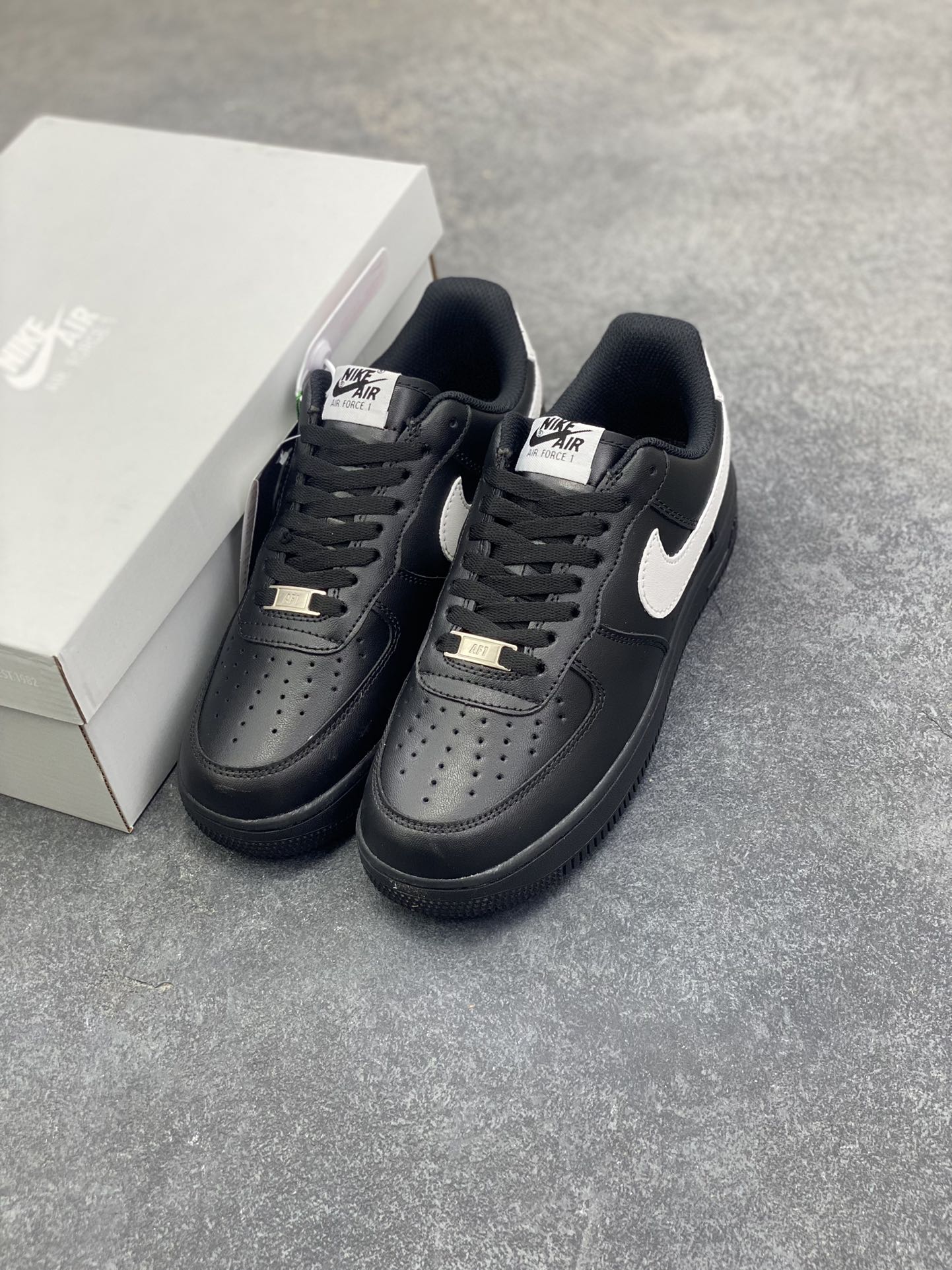 图片[8]-福利特价 Nike Air Force 1 Low 黑白勾 原楦头原纸板 打造纯正空军版型 专注外贸渠道 全掌内置蜂窝气垫 原盒配件 原厂中底钢印、拉帮完美 货号：DC2911-002 尺码：36 36.5 37.5 38 38.5 39 40 40.5 41 42 42.5 43 44 44.5 45-选品中心