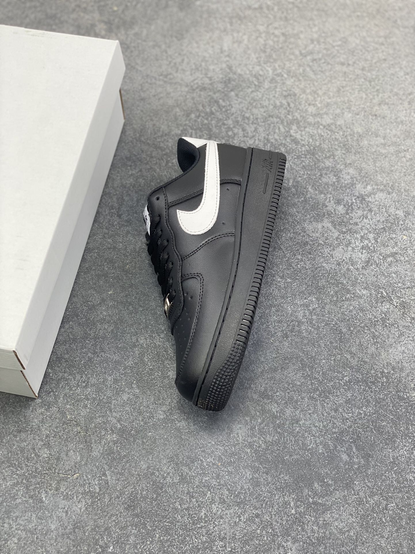 图片[7]-福利特价 Nike Air Force 1 Low 黑白勾 原楦头原纸板 打造纯正空军版型 专注外贸渠道 全掌内置蜂窝气垫 原盒配件 原厂中底钢印、拉帮完美 货号：DC2911-002 尺码：36 36.5 37.5 38 38.5 39 40 40.5 41 42 42.5 43 44 44.5 45-选品中心