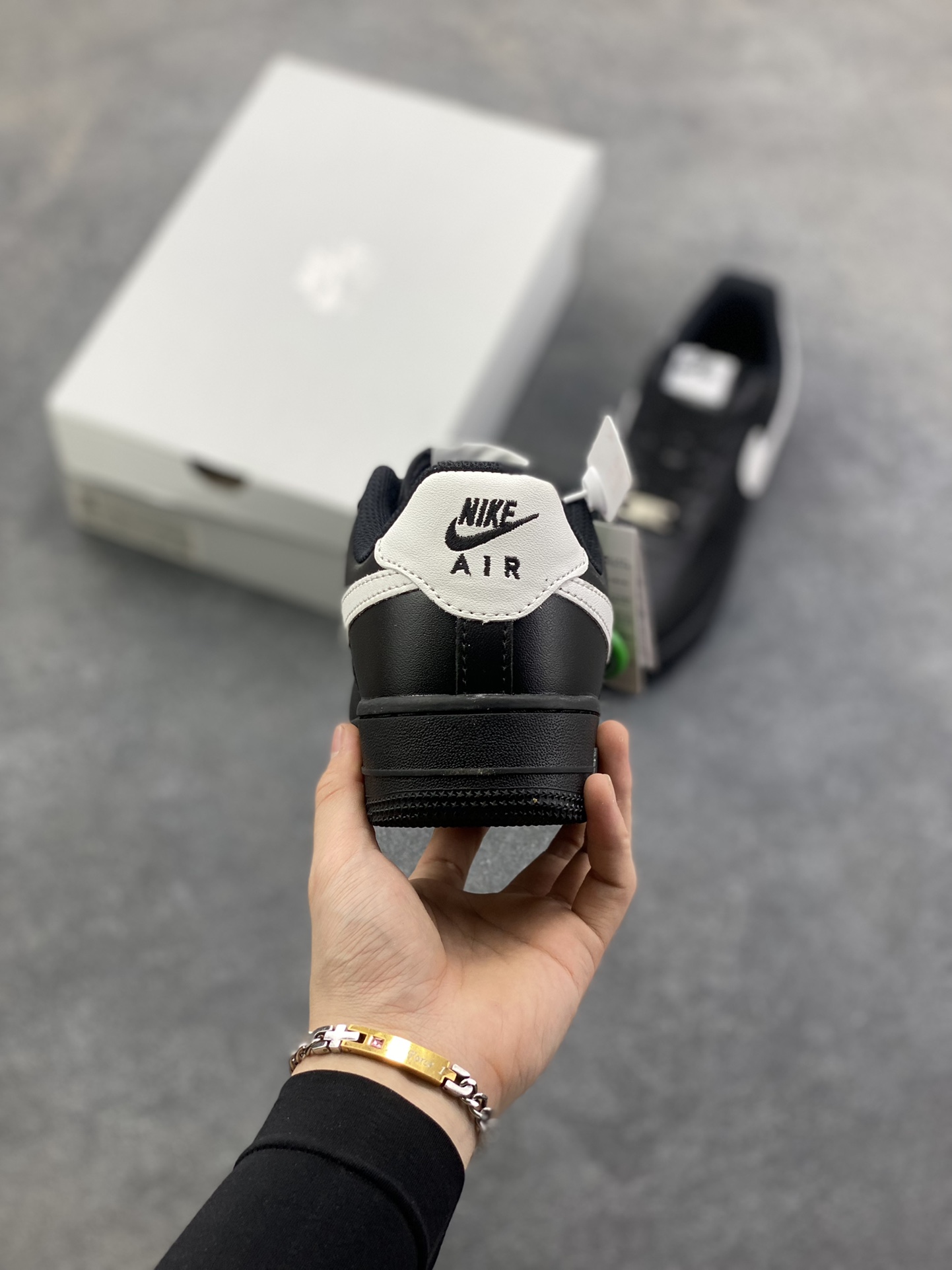 图片[4]-福利特价 Nike Air Force 1 Low 黑白勾 原楦头原纸板 打造纯正空军版型 专注外贸渠道 全掌内置蜂窝气垫 原盒配件 原厂中底钢印、拉帮完美 货号：DC2911-002 尺码：36 36.5 37.5 38 38.5 39 40 40.5 41 42 42.5 43 44 44.5 45-选品中心