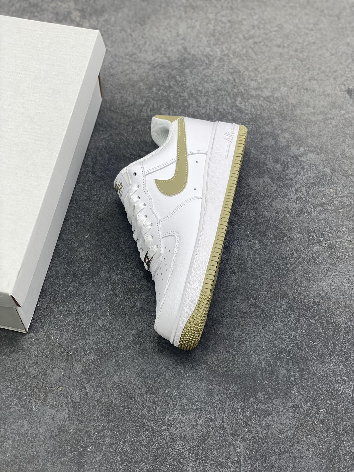 图片[7]-福利特价 NK Air Force 1 空军一号 白军绿 原楦头原纸板 打造纯正空军版型#专注外贸渠道 全掌内置蜂窝气垫 #原盒配件 原厂中底钢印、拉帮完美 货号：FJ4146-110 尺码：36 36.5 37.5 38 38.5 39 40 40.5 41 42 42.5 43 44 44.5 45-选品中心