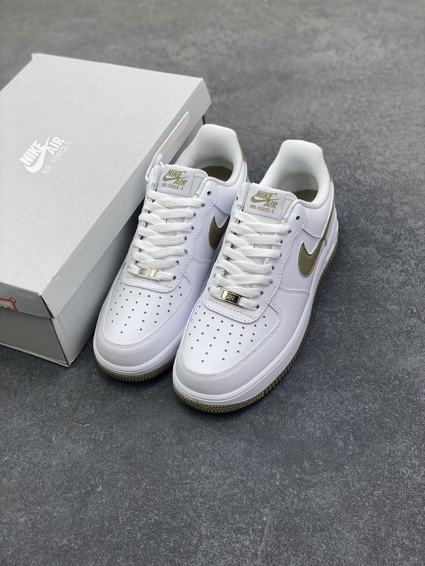 图片[8]-福利特价 NK Air Force 1 空军一号 白军绿 原楦头原纸板 打造纯正空军版型#专注外贸渠道 全掌内置蜂窝气垫 #原盒配件 原厂中底钢印、拉帮完美 货号：FJ4146-110 尺码：36 36.5 37.5 38 38.5 39 40 40.5 41 42 42.5 43 44 44.5 45-选品中心