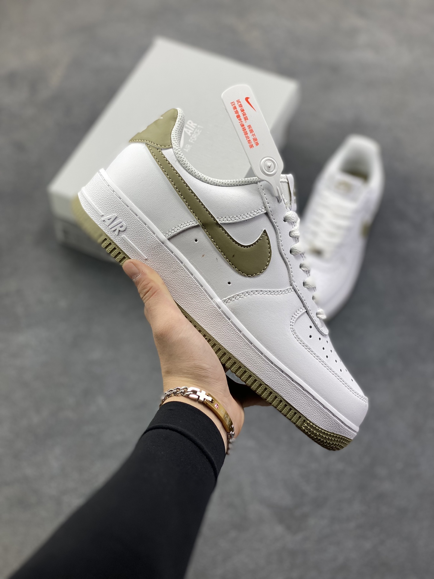 福利特价 NK Air Force 1 空军一号 白军绿 原楦头原纸板 打造纯正空军版型#专注外贸渠道 全掌内置蜂窝气垫 #原盒配件 原厂中底钢印、拉帮完美 货号：FJ4146-110 尺码：36 36.5 37.5 38 38.5 39 40 40.5 41 42 42.5 43 44 44.5 45-选品中心