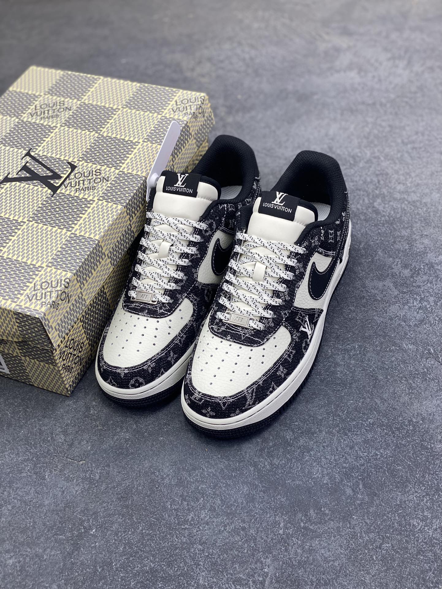 图片[8]-NIke Air Force 1 \’07 Low “LV联名–白黑牛仔” 空军一号低帮 运动鞋 休闲鞋 折边针车 工艺难度大 原楦头原纸板 高端定制鞋盒 原厂鞋底 超高清洁度 细节完美 货号：NH0601-579 尺码：36 36.5 37.5 38 38.5 39 40 40.5 41 42 42.5 43 44 44.5 45-选品中心