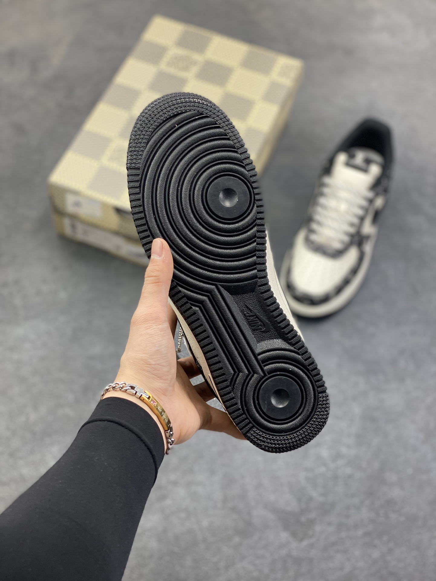 图片[5]-NIke Air Force 1 \’07 Low “LV联名–白黑牛仔” 空军一号低帮 运动鞋 休闲鞋 折边针车 工艺难度大 原楦头原纸板 高端定制鞋盒 原厂鞋底 超高清洁度 细节完美 货号：NH0601-579 尺码：36 36.5 37.5 38 38.5 39 40 40.5 41 42 42.5 43 44 44.5 45-选品中心