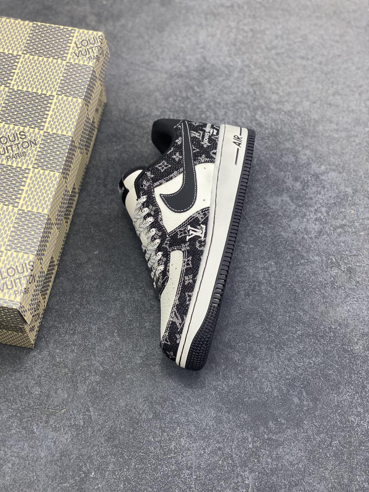 图片[7]-NIke Air Force 1 \’07 Low “LV联名–白黑牛仔” 空军一号低帮 运动鞋 休闲鞋 折边针车 工艺难度大 原楦头原纸板 高端定制鞋盒 原厂鞋底 超高清洁度 细节完美 货号：NH0601-579 尺码：36 36.5 37.5 38 38.5 39 40 40.5 41 42 42.5 43 44 44.5 45-选品中心