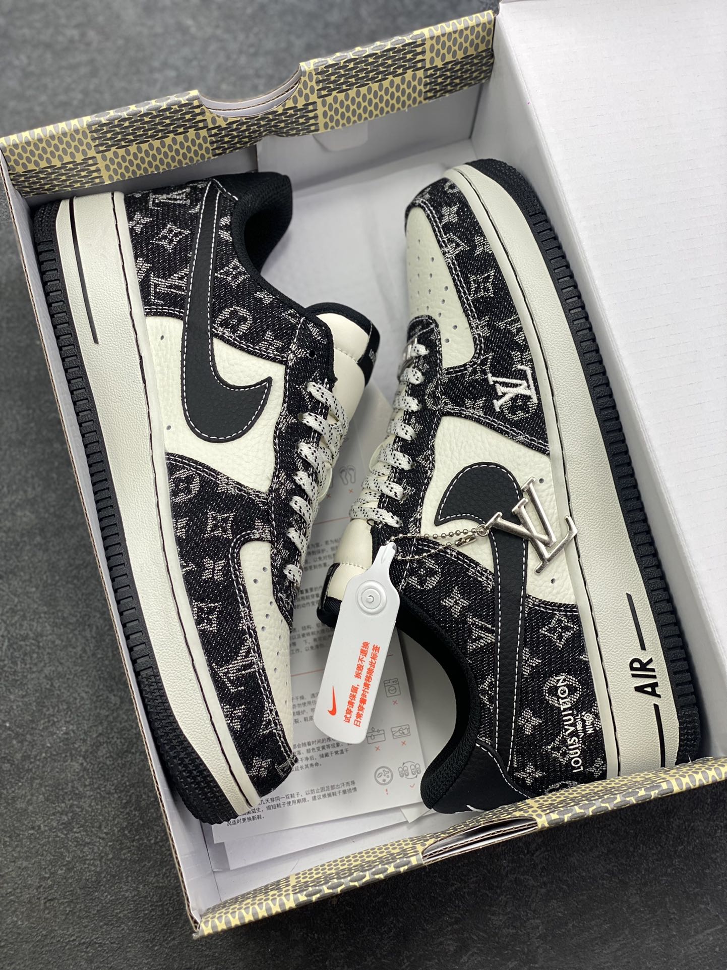 图片[9]-NIke Air Force 1 \’07 Low “LV联名–白黑牛仔” 空军一号低帮 运动鞋 休闲鞋 折边针车 工艺难度大 原楦头原纸板 高端定制鞋盒 原厂鞋底 超高清洁度 细节完美 货号：NH0601-579 尺码：36 36.5 37.5 38 38.5 39 40 40.5 41 42 42.5 43 44 44.5 45-选品中心