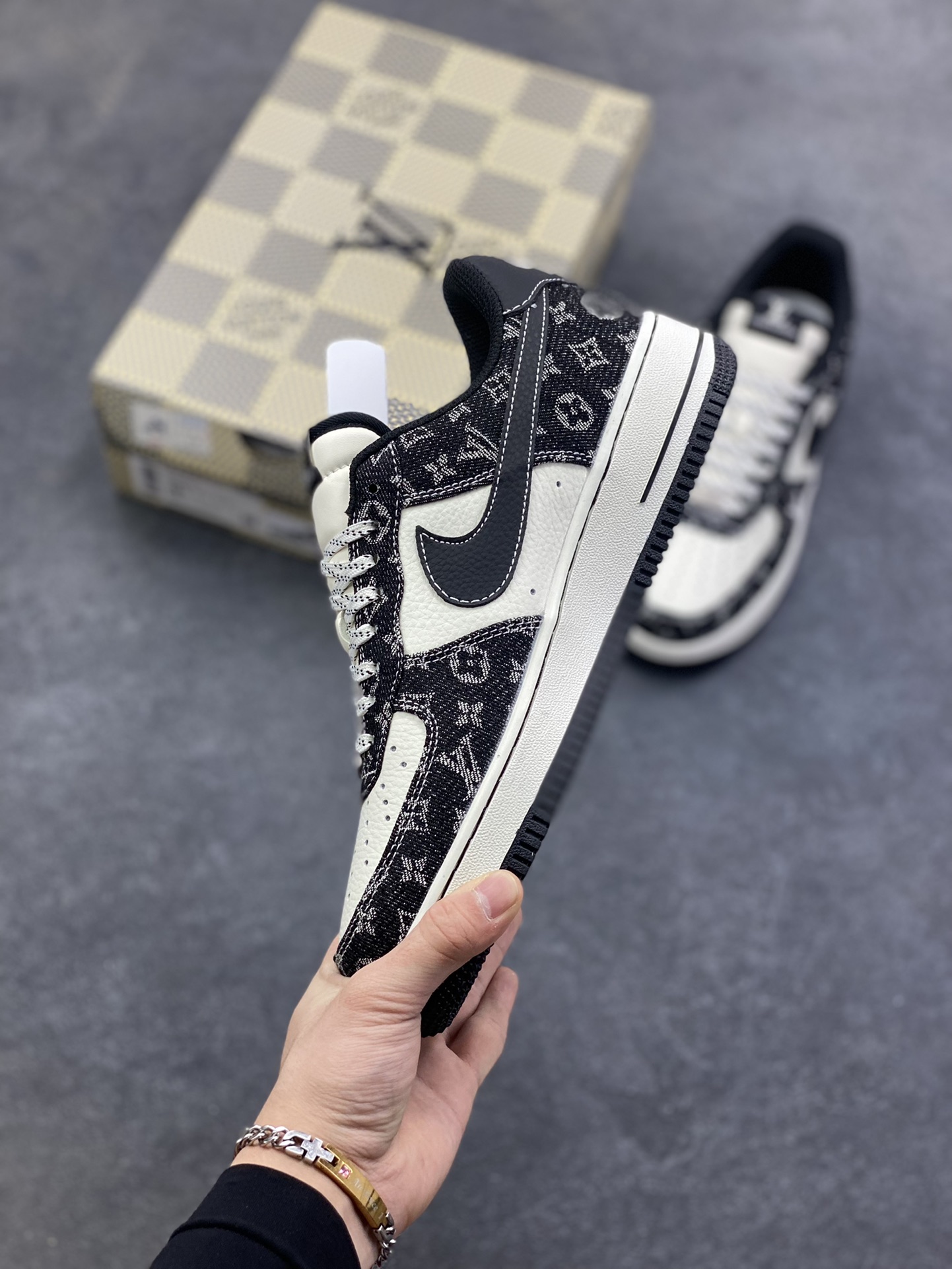 图片[3]-NIke Air Force 1 \’07 Low “LV联名–白黑牛仔” 空军一号低帮 运动鞋 休闲鞋 折边针车 工艺难度大 原楦头原纸板 高端定制鞋盒 原厂鞋底 超高清洁度 细节完美 货号：NH0601-579 尺码：36 36.5 37.5 38 38.5 39 40 40.5 41 42 42.5 43 44 44.5 45-选品中心