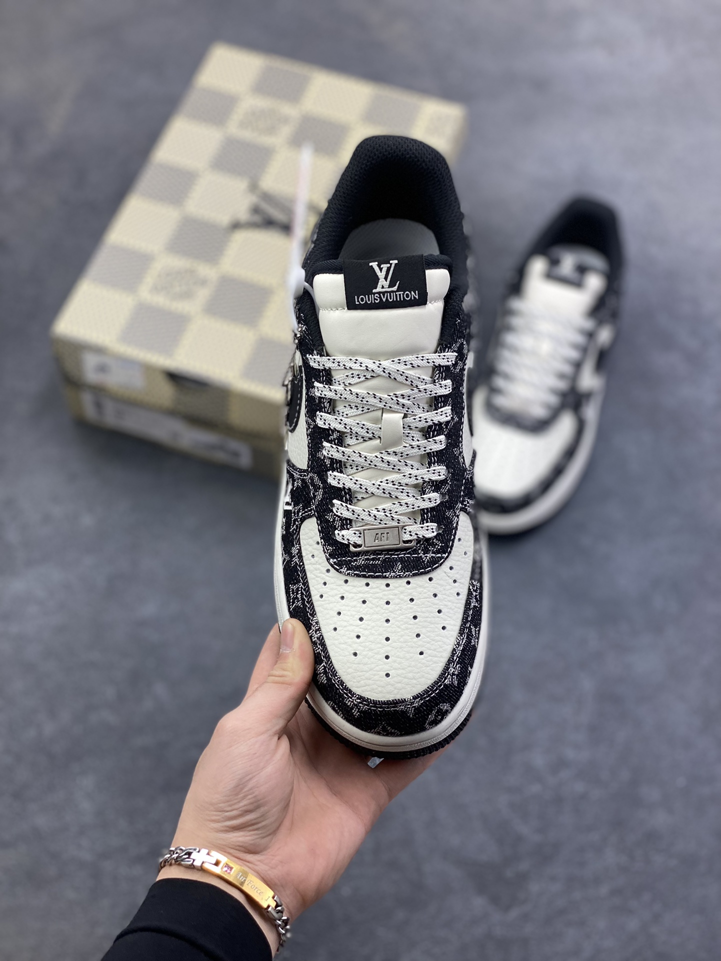 图片[2]-NIke Air Force 1 \’07 Low “LV联名–白黑牛仔” 空军一号低帮 运动鞋 休闲鞋 折边针车 工艺难度大 原楦头原纸板 高端定制鞋盒 原厂鞋底 超高清洁度 细节完美 货号：NH0601-579 尺码：36 36.5 37.5 38 38.5 39 40 40.5 41 42 42.5 43 44 44.5 45-选品中心